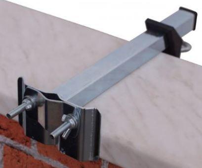 Befestigungsvorrichtung für einen Sonnenschirm, sog. Sonnenschirmhalter Typ M-EV,
Foto siehe Anlage,
- in Form einer ca. 30 cm langen Schiene aus unedlem Metall mit quadratischem Querschnitt;
  mit sieben runden Löchern auf einer Seite,
- mit einer auf der Schiene befindlichen Vorrichtung aus Kunststoff mit einer Stellschraube
  zur Befestigung des Sonnenschirmhalters an einer gemauerten Balkonbrüstung,
- an einem Ende der Schiene mit einer im rechten Winkel angeschweißten, gebogenen Platte
  aus unedlem Metall mit zwei quadratischen Aussparungen,
- mit zwei durch die Aussparungen der angeschweißten Platte und einer schellenartigen
  Vorrichtung geführten Stellschrauben; die Vorrichtung wird mittels der Stellschrauben auf den
  entsprechenden Durchmesser des Rohrs des zu befestigenden Sonnenschirms angepasst,
- erkennbar zur Befestigung von Sonnenschirmen mit einem Rohrdurchmesser von bis zu 35 mm
  bestimmt.

"Zubehör für Waren der Position 6601 (Sonnenschirme), anderes als in den Unterpositionen
 6603 2000 bis 6603 9010 genanntes"