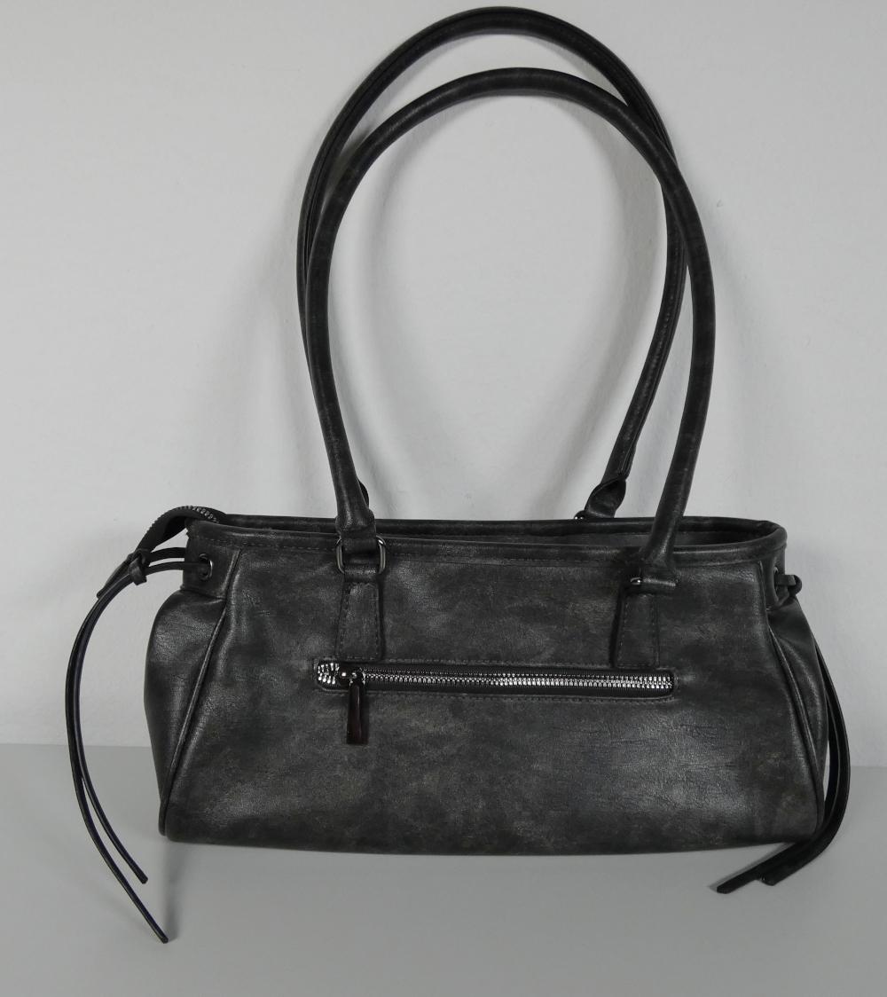 Handtasche, Foto siehe Anlage,
- mit einer Außenseite aus Kunststofffolien (lederartig geprägt),
- mit zwei Tragegriffen,
- an der Rückseite mit einem eingesetzten Reißverschlussfach,
- das Hauptfach ist mit einem entlang des oberen Rands verlaufenden Reißverschluss versehen,
- - gefüttert; innen mit einem offenen Einsteckfach und einem Reißverschlussfach ausgestattet,
- mit den Abmessungen: ca. 32 cm (Breite) x 16 cm (Höhe) x 11 cm (Tiefe),
- an beiden Schmalseiten mit einem durch zwei Ösen gezogenen und verknoteten Band aus 
  Kunststofffolie verziert,
- Handtasche, da aufgrund der Größe und des Gesamteindrucks in erster Linie dazu geeignet,
  kleinere, persönliche Gegenstände aufzunehmen.

"Handtasche, mit Außenseite aus Kunststofffolien"
