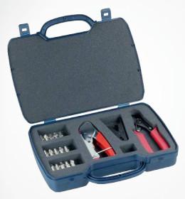 "F-Verpressstecker-Montageset" (Artikel-Nr. FVS315 261),
Warenzusammenstellung in Aufmachung für den Einzelverkauf, bestehend aus

- einer Zusammenstellung von Werkzeugen der Positionen 8203 und 8205 (= Pos.
  8206, charakterbestimmend), bestehend aus

- - einer mit freiem Arm zu handhabenden Verpresszange, vollständig aus unedlem Metall,
    mit Handgriffüberzügen aus Kunststoff

- - einer mit freiem Arm zu handhabenden Kabelschere, vollständig aus unedlem Metall, mit
    Handgriffüberzügen aus Kunststoff

- - einem mit freiem Arm zu handhabenden Abisolierwerkzeug mit arbeitendem Teil aus
    unedlem Metall sowie

- 15 sogenannten Kompressionssteckern zum Verbinden von Koaxialkabeln mit Steckern
  durch Verpressen

- gemeinsam in einem speziell zur Aufnahme der o. a. Erzeugnisse gestalteten und zum 
  dauernden Gebrauch geeigneten Kunststoffkoffer verpackt

Abbildung siehe Anlage.

Derartige Erzeugnisse gehören als "Zusammenstellung von Werkzeugen aus zwei oder mehr der Positionen 8202 bis 8205, in Aufmachung für den Einzelverkauf, mit arbeitendem Teil aus unedlem Metall" zur Codenummer 8206 0000 00 0 des Zolltarifs.
