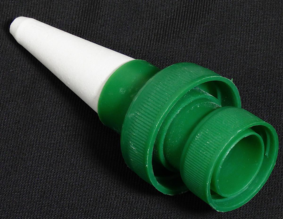 Andere keramische Waren, sog. 3er Bewässerungskegel für PET Flaschen, Art. Nr.: 796880,
Foto siehe Anlage,
- jeweils bestehend aus:
- einem hohlen, oben offenen, weißen Kegel,
- - mit einer Länge von 7,3 cm und einem Durchmesser von 2,2 cm,
- - keramisches Erzeugnis, nach vorheriger Formgebung gebrannt, tonmineralhaltiges
    Material enthaltend,
- - nach dem Ergebnis der wissenschaftlichen Untersuchung aus Steingut,
- einem auf den Kegel aufgesteckten, zweiteiligen, grünen Kunststoffschraubverschluss für
  PET-Flaschen,
- dient der selbständigen Bewässerung von Pflanzen, indem der als Wasserspeicher dienende
  Kegel in die Erde eines Pflanzgefäßes gesteckt wird und durch eine aufgeschraubte
  PET-Flasche mit Wasser versorgt wird,
- keiner der beiden Stoffe (Steingut oder Kunststoff) verleiht der Waren seinen wesentlichen
  Charakter; die Ware ist damit der von den gleichermaßen in Betracht kommenden Positionen
  (3926 und 6914) in der Nomenklatur zuletzt genannten zuzuweisen,
- 3 Stück aufgemacht in einer Blisterverpackung.

"Andere keramische Waren (Bewässerungskegel), aus Steingut"