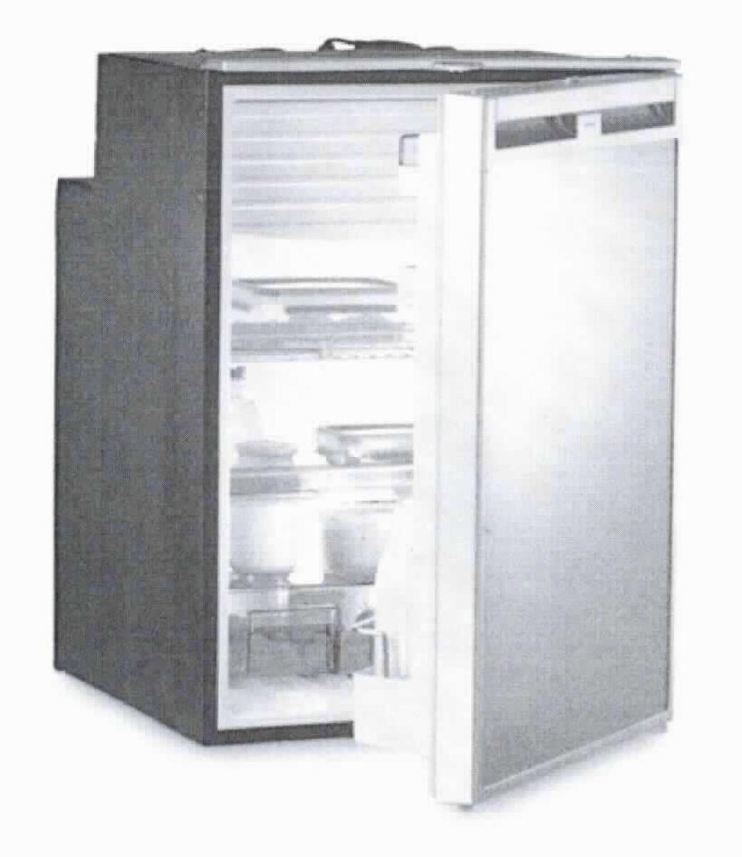 Kühlschrank CRX 110,
- aus einem quaderförmigen Gehäuse (Abmessung H x B x T ca. 76 x 53 x 61 cm) mit einer
  Außentür, Gefrierfach, Kompressorkühltechnik, klappbarem Ablagegitter, Ablagefläche,
  Obstfach, Flaschenarretierung, Deckelfach und LED-Beleuchtung (Abbildung siehe Anlage),
- mit einem Nutzinhalt von 107,5 l (98 l Kühlschrank, 9,5 l Gefrierfach),
- mit teilfluorierten Kohlenwasserstoffen (HFKW) vorbefüllt,
- zum festen Einbau in Boote oder Wohnwagen bestimmt,
- zum Kühlen und Gefrieren von Lebensmitteln,
- in einer gemeinsamen Verkaufsumschließung mit Beipack (Wasserauslass, Montage- und
  Bedienungsanleitung).
Das Kühlen ist die kennzeichnende Haupttätigkeit.

"Andere Apparate zur Kälteerzeugung als von den Codenummern 8418 1020 10 0 bis 8418
 5090 90 0 erfasst, keine Wärmepumpe, mit teilfluorierten Kohlenwasserstoffen (HFKW) vor-
 befüllt (Kombination aus Kühlschrank - kennzeichnende Haupttätigkeit - und Gefrierschrank,
 in Warenzusammenstellung in Aufmachung für den Einzelverkauf mit nicht charakterbestim-
 mendem Beipack) - sog. Kühlschrank"