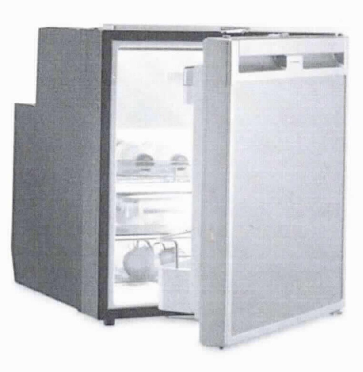 Kühlschrank CRX 65,
- aus einem quaderförmigen Gehäuse (Abmessung H x B x T ca. 54 x 46 x 60 cm) mit einer
  Außentür, Gefrierfach, Kompressorkühltechnik, klappbarem Ablagegitter, Ablagefläche,
  Obstfach, Flaschenarretierung, Deckelfach und LED-Beleuchtung (Abbildung siehe Anlage),
- mit einem Nutzinhalt von 57 l (50 l Kühlschrank, 7 l Gefrierfach),
- mit teilfluorierten Kohlenwasserstoffen (HFKW) vorbefüllt,
- zum festen Einbau in Boote oder Wohnwagen bestimmt,
- zum Kühlen und Gefrieren von Lebensmitteln,
- in einer gemeinsamen Verkaufsumschließung mit Beipack (Wasserauslass, Montage- und
  Bedienungsanleitung).
Das Kühlen ist die kennzeichnende Haupttätigkeit.

"Andere Apparate zur Kälteerzeugung als von den Codenummern 8418 1020 10 0 bis 8418
 5090 90 0 erfasst, keine Wärmepumpe, mit teilfluorierten Kohlenwasserstoffen (HFKW) vor-
 befüllt (Kombination aus Kühlschrank - kennzeichnende Haupttätigkeit - und Gefrierschrank,
 in Warenzusammenstellung in Aufmachung für den Einzelverkauf mit nicht charakterbestim-
 mendem Beipack) - sog. Kühlschrank"