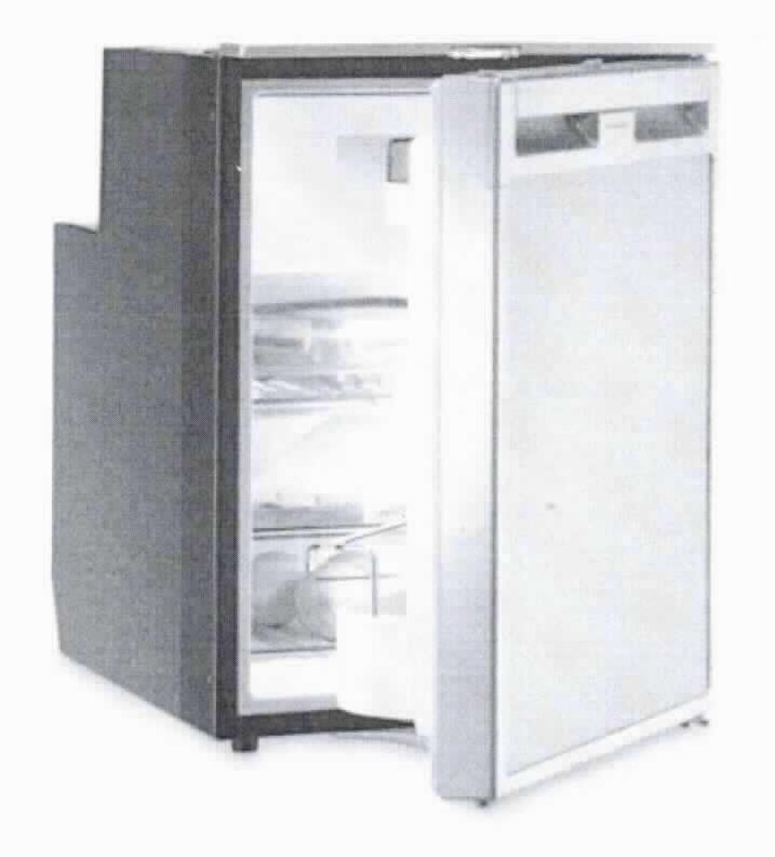 Kühlschrank CRX 50,
- aus einem quaderförmigen Gehäuse (Abmessung H x B x T ca. 54 x 39 x 55 cm) mit einer
  Außentür, Gefrierfach, Kompressorkühltechnik, klappbarem Ablagegitter, Ablagefläche,
  Obstfach, Flaschenarretierung, Deckelfach und LED-Beleuchtung (Abbildung siehe Anlage),
- mit einem Nutzinhalt von ca. 45 l (41,2 l Kühlschrank, 4,4 l Gefrierfach),
- mit teilfluorierten Kohlenwasserstoffen (HFKW) vorbefüllt,
- zum festen Einbau in Boote oder Wohnwagen bestimmt,
- zum Kühlen und Gefrieren von Lebensmitteln,
- in einer gemeinsamen Verkaufsumschließung mit Beipack (Wasserauslass, Montage- und
  Bedienungsanleitung).
Das Kühlen ist die kennzeichnende Haupttätigkeit.

"Andere Apparate zur Kälteerzeugung als von den Codenummern 8418 1020 10 0 bis 8418
 5090 90 0 erfasst, keine Wärmepumpe, mit teilfluorierten Kohlenwasserstoffen (HFKW) vor-
 befüllt (Kombination aus Kühlschrank - kennzeichnende Haupttätigkeit - und Gefrierschrank,
 in Warenzusammenstellung in Aufmachung für den Einzelverkauf mit nicht charakterbestim-
 mendem Beipack) - sog. Kühlschrank"