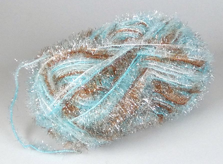 Chenillegarn, Foto siehe Anlage,
- laut Antrag drei Stück, jeweils mit einer Papierbanderole umhüllt,
- als Meterware im Knäuel, laut Antrag mit einer Länge von ca. 70 m und einem Gewicht von 
  50 g,
- in Wirktechnik hergestellt,
- aus synthetischen Chemiefasern (laut Antrag Polyester) und Streifen aus synthetischer 
  Spinnmasse (laut Antrag Polyester) mit einer Breite von weniger als 5 mm sowie synthetischen 
  Monofilen mit einem Durchmesser von weniger als 1 mm,
- stellt sich als Chenillegarn dar, somit keine Ware der Position 5511.

"Chenillegarn"