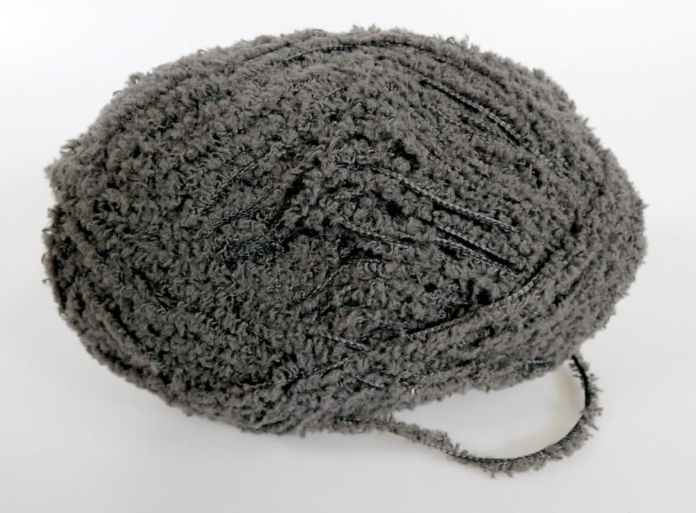 Chenillegarn, Foto siehe Anlage,
- mit einer Papierbanderole umwickelt,
- als Meterware im Knäuel, laut Antrag mit einer Länge von 128 m und einem Gewicht von 75 g,
- in Wirktechnik hergestellt,
- aus synthetischen Chemiefasern (laut Antrag Polyester),
- stellt sich als Chenillegarn dar, somit keine Ware der Position 5511.

"Chenillegarn"