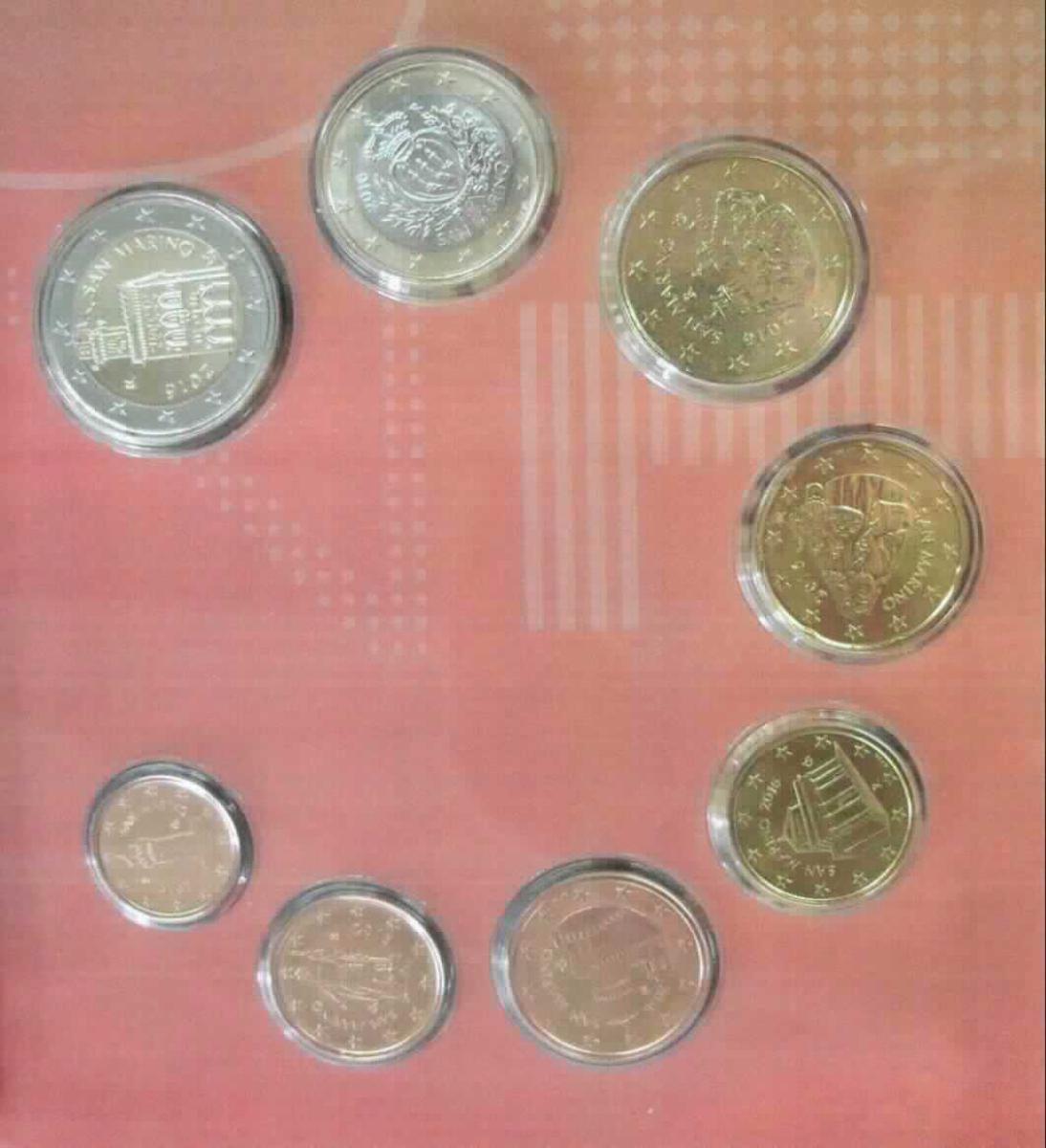 Es handelt sich um einen Euro-Kursmünzensatz, bestehend aus acht runden Münzen, jeweils aus unedlen Metallen, mit einem Nennwert von 1 Cent, 2 Cent, 5 Cent, 10 Cent, 20 Cent, 50 Cent, 1 Euro und 2 Euro (Nennwert insgesamt: 3,88 Euro). Auf der Bildseite sind im Wesentlichen das Ausgabeland "SAN MARINO", das Ausgabejahr "2016" und ein Bildmotiv (1 Cent: Festungsturm "Il Montale", 2 Cent: Freiheitsstatue von Stefano Galletti, 5 Cent: Festungsturm "La Guaita", 10 Cent: "Basilica del Santo", 20 Cent: "Der heilige Marinus", 50 Cent: die drei Festungstürme San Marinos, 1 Euro: Wappen San Marinos und 2 Euro: Palazzo Pubblico) eingeprägt. Die Wertseite zeigt den jeweiligen Nennwert, ein Bildmotiv (Europakarte) und zwölf Sterne. Die Münzen sind gemeinsam in einer speziellen Verkaufsverpackung aufgemacht.

Die Münzen werden im Ausgabeland (San Marino) mit einem amtlich vorgeschriebenen Gewicht und Design geprägt und sind dort gesetzliche Zahlungsmittel. Sie sind zur Abgabe an Sammler bestimmt (Antragstellerangaben).

Derartige Erzeugnisse gehören als "andere Münzen (gesetzliche Zahlungsmittel), aus unedlen Metallen" zur Codenummer 7118 9000 00 4 des Zolltarifs.