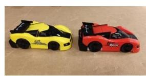 Modellauto mit eingebautem Motor in Form einer Warenzusammenstellung, bestehend aus
- den Nachbildungen von zwei Rennwagen
-- in den Abmessungen von ca. 13﻿,﻿2 x 6﻿,﻿7 x 4 cm
-- überwiegend aus Kunststoff gefertigt (Fahrgestell, Abdeckung, Räder, Spoiler),
   mit zwei Vliesstreifen an der Unterseite
-- mit einem eingebauten Elektromotor, Akku, Beleuchtung, Schalter mit Fahrtmodus
   (Wand, Boden, Aus) sowie Ladebuchse
-- mit beweglichen Rädern (zwei Achsen mit je zwei Rädern) sowie zwei Rädern
   zum Fahren an der Wand
- zwei Funkfernsteuerungen
-- batteriebetrieben, mit drei Kanälen, Ein- und Ausschalter, sowie zwei Steuerhebeln
   (rechts-links und vor-zurück)
-- mit einem Ladekabelanschluss ausgestattet
- einem Ladekabel mit USB-Anschluss
- einem Schraubendreher
- einer zweisprachigen Gebrauchsanleitung
- dient der spielerischen Unterhaltung von Kindern und Erwachsenen
- gemeinsam in einem Pappkarton für den Einzelverkauf aufgemacht.

Im Hinblick auf die Bedeutung in Bezug auf die Verwendung bestimmen die beiden Rennwagen den Charakter der Warenzusammenstellung, die charakterverleihend aus Kunststoff bestehen.

Die Ware wird zolltarifrechtlich als "anderes Modell als von den Unterpositionen (KN) 9503 0010 bis 9503 0070 erfasst, mit eingebautem Motor, aus Kunststoff" eingereiht.