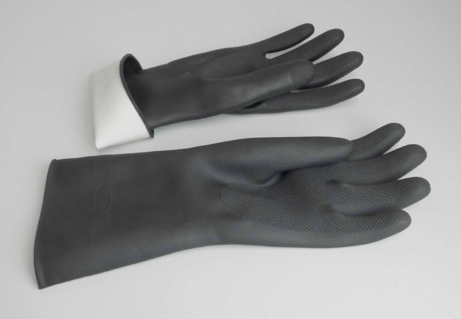 Angaben des Antragstellers:
Latex-Spezialhandschuhe

Feststellungen an einem Warenmuster:
Es wurden zwei Fingerhandschuhe aus einem schwarzen, elastischen Material vorgelegt. Die Handschuhe sind paarweise in einer Einzelverpackung aufgemacht.

Befund:
Es liegen Fingerhandschuhe aus Weichkautschuk im Sinne der Unterposition (KN) 4015 1900 vor.