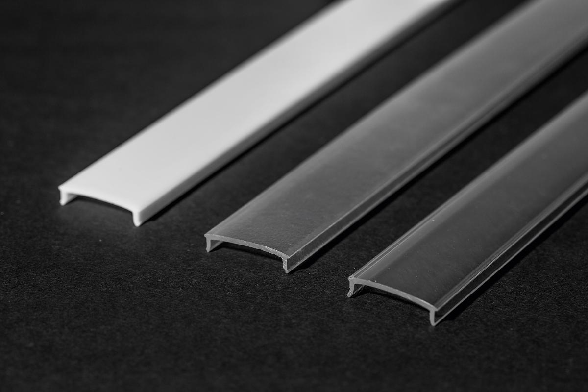 Angaben des Antragstellers:
Kunststoff-Profil aus PMMA zum Einbau in elektrische Beleuchtungskörper (LED-Leuchten)
Ausführungen: klar, gefrostet, milky
Länge: Standardlängen: 1000, 2000 und  2500 mm, ggf. kundenspezifische Längen möglich.
Material: PMMA (Polymethylmethacrylat)

Es wurde kein Warenmuster vorgelegt. Nach einer vorgelegten Abbildung handelt es sich um nicht weiterbearbeitete Profile aus Kunststoff.

Befund:
Es liegt ein Profil aus Kunststoff hier Additionspolymerisationserzeugnis (PMMA) vor.