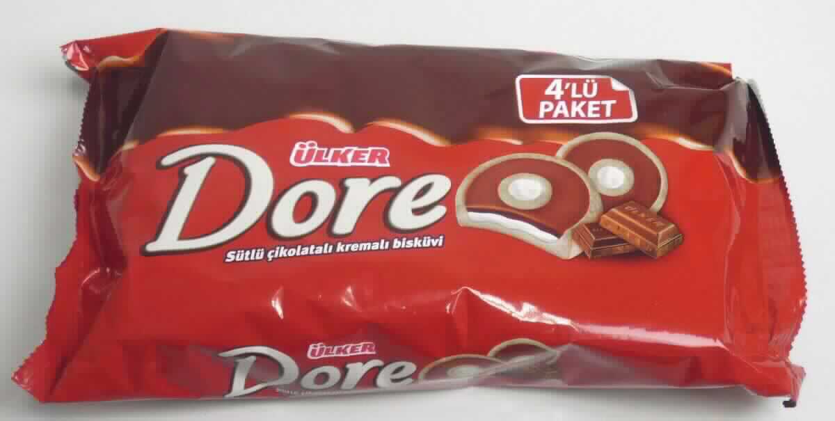 Kekse mit Creme und Milchschokolade

Beschreibung des vorgelegten Warenmusters:
Goldbraune, runde Kekse (D ca. 3,8 cm) mit einer äußeren ringförmigen und einer runden zentralen Vertiefung, die jeweils mit einer weißen Fettcreme gefüllt sind, die Creme in der äußeren Vertiefung ist mit einer Schicht aus Milchschokolade bedeckt; Geschmack: nach süßem Mürbegebäck mit Vanillefettcreme und Schokolade; zu vier einzeln verpackten Rollen à 57 g original verpackt in einem roten Kunststoffschlauchfolienbeutel mit Abbildung der Kekse und frontseitig türkischen, auf der Rückseite auch englischsprachigen Angaben zum Erzeugnis (Biscuits With Milk Chocolate And Cream), zur Füllmenge (Net: 228 g (57 g x 4), zu den Zutaten (siehe Feld 8) und zur Herkunft (Made in Turkey). 

Wassergehalt im Keksanteil*: 12 GHT oder weniger 
Fettgehalt im Keksanteil**: 35 GHT oder weniger
Stärke/Glucose***: 25 bis weniger als 50 GHT
Saccharose/Invertzucker/Isoglucose****: 5 bis weniger als 30 GHT
Milchfett****: weniger als 1,5 GHT 
Milchprotein**: weniger als 2,5 GHT 
*: abgeleitet aus den Antragsangaben
**: berechnet aus den Analysedaten in Verbindung mit der Zutatenliste
***: festgestellt gemäß VO (EG) 900/2008, VO (EU) 118/2010
****: festgestellt gemäß VO (EG) 900/2008

Backware, gesüßter Keks, teilweise mit Schokolade bedeckt, in unmittelbarer Umschließung mit einem Gewicht des Inhalts von 85 g oder weniger.