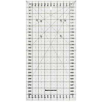 Sog. Rollschneiderlineal, im Wesentlichen bestehend aus einer rechteckigen, transparenten Kunststoffplatte (16 x 32 cm), die an den Rändern mit Maßeinteilungen in Millimeter und einem entsprechenden Gitter sowie mit von der rechten oberen Ecke ausgehenden drei mit Winkelangaben versehenen Linien ausgestattet ist (zur äußeren Form: siehe Abbildung in der Anlage). 
Die multifunktionale Ware dient zur Längenmessung (0-32 cm), der Winkelmessung und -zeichnung (30°, 45°, 60°) sowie zum Anreißen von Stoffen (kennzeichnende Hauptfunktion).
Die Ware wird als "Anreißinstrument, nicht von den Unterpositionen (KN) 9017 1010 bis 9017 2010 erfasst" eingereiht.
