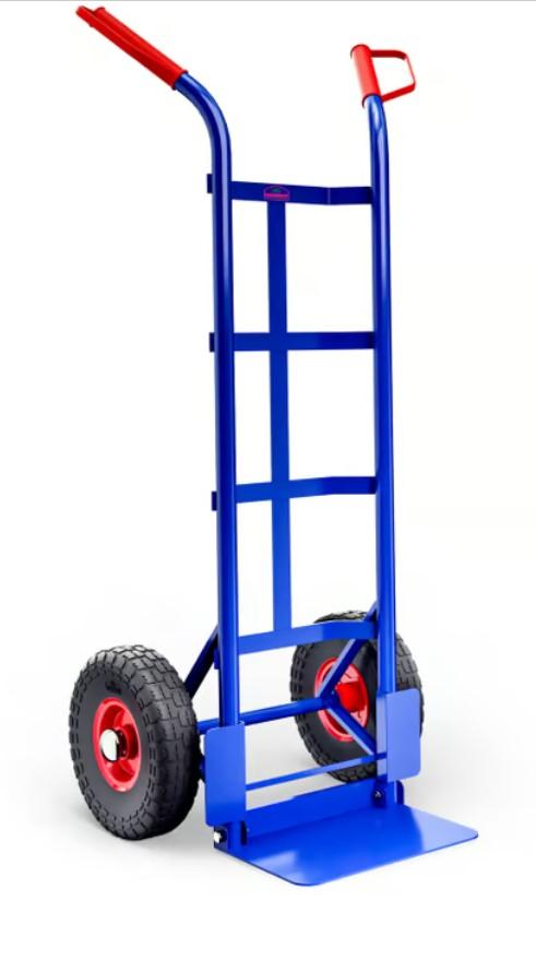 Stahlrohrkarre, sog. Sackkarre Blau Stahl klappbare Schaufel,  Foto siehe Anlage,
- in Form eines Sackkarrens, im Wesentlichen bestehend aus laut Antrag:
- - einer Stahlrohrkonstruktion mit seitlichen Schutzblechen und Verbindungsstäben,
- - einer klappbaren Ladeschaufel aus Stahlblech (Maße: ca. 35 cm x 18 cm),
- - an den oberen Enden mit zwei Handgriffen aus Kunststoff,
- - zwei seitlichen Rädern (Radkörper aus Stahl mit Kautschukreifen und Kunststoffeinlage),
- - mit einer Höhe von ca. 112 cm, einer Breite von ca. 54 cm und einer Tiefe von ca. 45/28 cm,
- - mit einer Tragkraft von maximal 200 kg,
- wird von Personen mit der Hand geschoben und dient der Güterbeförderung.

"Andere nicht selbstfahrende Fahrzeuge (Stahlrohrkarre)"