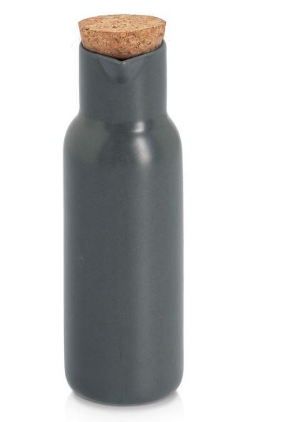 Anderer keramischer Haushaltsartikel, sog. Essig-/Ölflasche, Foto siehe Anlage,
- matt anthrazitfarbene Flasche mit Ausgießtülle,
- mit einem Stopfen aus Kork,
- mit einem Fassungsvermögen von 300 ml (laut Antrag),
- in den Abmessungen: ca. 6 cm (Durchmesser) x 19 cm (Höhe),
- keramisches Erzeugnis; nach der Formgebung gebrannt; tonmineralhaltiges Material enthaltend,
- laut Antrag aus Steingut,
- zum Befüllen mit Essig oder Öl vorgesehen.

"Anderer keramischer Haushaltsartikel (Essig-/Ölflasche), Artikel für den Tisch- oder
 Küchengebrauch, aus Steingut"