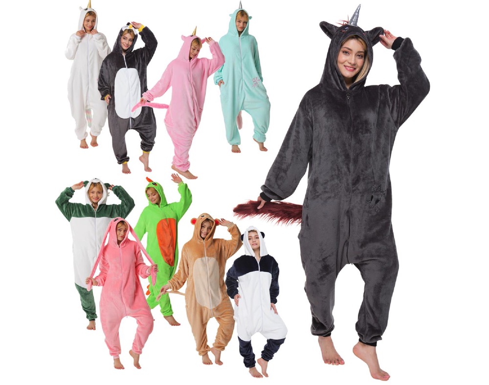 Overall, sog. Kostüm für Karneval, Foto siehe Anlage,
- mit einer gefalteten Produktinformation in einem Polybeutel verpackt,
- laut Antrag in verschiedenen Designs, stilisierte Tiere oder Fabelwesen darstellend,
- in verschiedenen Größen für Erwachsene und Teenager,
- veranschaulicht durch ein Warenmuster eines stilisierten Einhorns in Größe L (170 cm - 180 cm),
- aus ca. 3 mm dicken, einfarbigen Plüschgewirken aus laut Antrag 100 % Polyester (synthetische
  Chemiefasern),
- einteilig; den ganzen Körper mit Ausnahme des Gesichts, der Hände und der Füße bedeckend,
- mit einer angesetzten Kapuze in der Art eines stilisierten Einhornkopfes (mit einer aufgestickten
  "oberen Gesichtspartie"), an der ein "Einhorn", "Ohren" und eine "Mähne" aus Spinnstoffen angenäht
  sind,
- vorn mit einer bis etwa zum Schritt reichenden Öffnung mit Zweiwege-Reißverschluss, 
- im Bereich des Gesäßes mit einem angenähten "Schwanz" und einer ca. 70 cm breiten Öffnung
  mit Reißverschluss,
- an den Arm- und Beinabschlüssen mit angesetzten, verengenden Bündchen,
- gehört als Maskenkostüm aus Spinnstoffen nicht zum Warenkreis der Position 9505.

"Andere Kleidung (Overall), aus Gewirken, aus Chemiefasern"