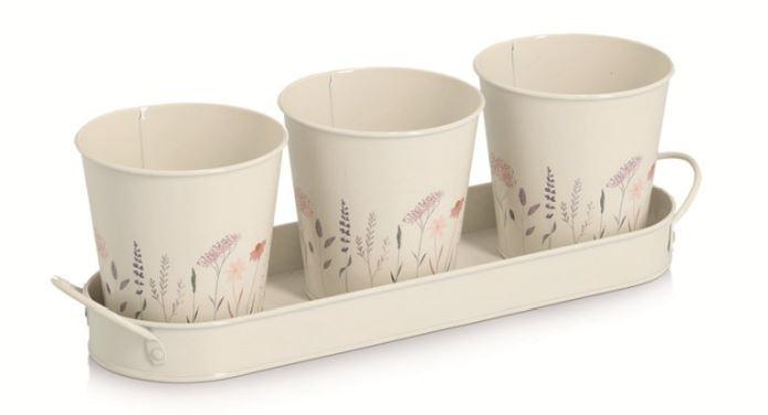 Sogenanntes Kräutertopf-Set "Flowers", 4-tlg., Metall (Artikelnummer 19405):

Es handelt sich um ein Set aus unedlem Metall, bestehend aus drei kreiszylindrischen, konisch zulaufenden Behältnissen, die mit einem floralen Dekor versehen sind, sowie einer länglichen Schale mit abgerundeten Schmalseiten. Die Behältnisse werden in der Art eines dekorativen Übertopfes zur Aufnahme von zum Beispiel Küchenkräutern oder Blumen verwendet.
Weitere Eigenschaften:
Größe: ca. 37 x 10,5 x 11 cm
Materialart: Metall lackiert
Gewicht: 0,475 kg
Farbe: weiß/Dekor

- Antragstellerangaben -
Abbildung siehe Anlage.

Keine Ware der Position 7323, weil der Ziercharakter gegenüber dem Gebrauchscharakter überwiegt.
Derartige Erzeugnisse gehören als  "Ziergegenstände aus unedlem Metall, nicht versilbert, vergoldet oder platiniert" zur Codenummer 8306 2900 00 0 des Zolltarifs.