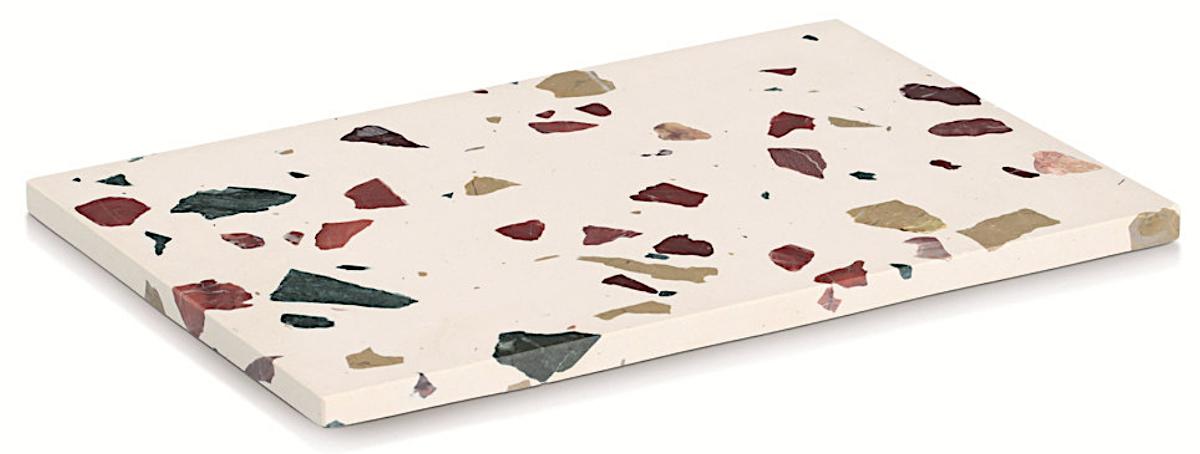 Angaben:
Servierplatte, Terrazzo; Größe: ca. 30 x 20 x 1,4 cm; Materialart: Terrazzo; Einzelverpackung.

Warenbeschaffenheit:
Weiße, polierte Platte (Abmessungen: ca. 30 x 20 x 0,5 cm) in Gesteinsoptik mit einer abgeschrägten Kante und 4 gummierten Möbelschonern auf der Unterseite; verpackt in einem Originalkarton.

Befund:
Ware aus Kunststein.
