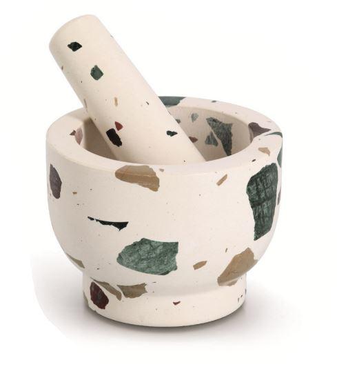 Angaben:
Mörser & Stößel-Set, Terrazzo; Größe: ca. Ø 12 x 9 cm; Materialart: Terrazzo; Einzelverpackung.

Warenbeschaffenheit:
Mörser (Ø ca. 12 cm, H ca. 9 cm) und Stößel (Länge ca. 15 cm) aus Terrazzo (Gesteinsoptik), in einem Originalkarton verpackt.

Befund:
Ware aus Kunststein.