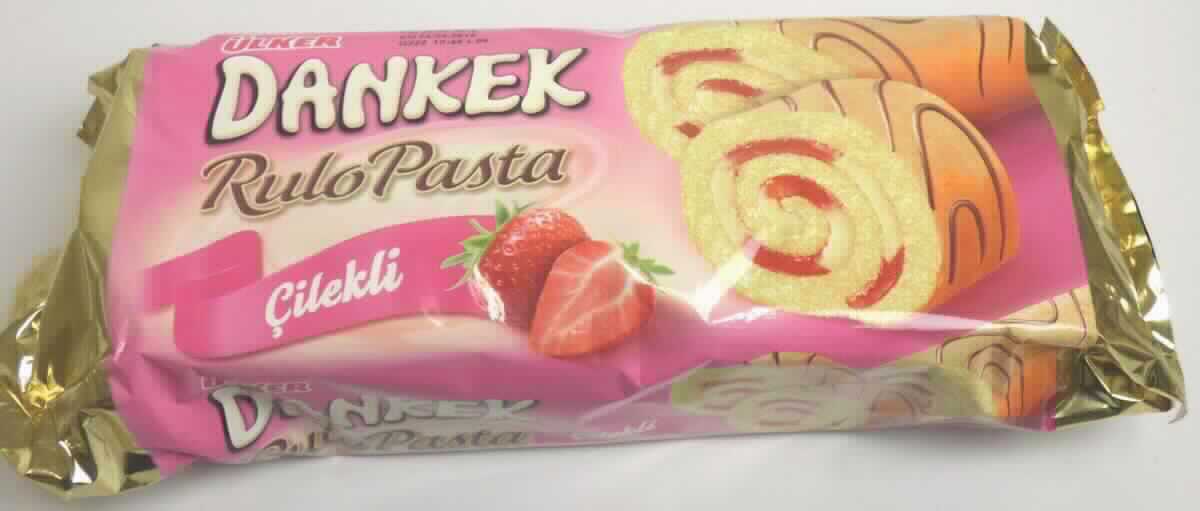 Kuchen mit Erdbeercreme

Beschreibung des vorgelegten Warenmusters:
Kuchen nach Art einer Biskuitrolle (16 cm x 6,5 cm x 3,5 cm), mit dünnen Schokoladenstreifen auf der Oberseite verziert, einer Füllung aus weißer, weicher Creme und einer nach Erdbeeraroma riechenden roten Fruchtsoße, original verpackt in einer Kunststoffwanne in einer rosa- und goldfarbenen Schlauchfolie mit Abbildung von Biskuitrollenscheiben, der Aufdruck enthält Angaben zum Erzeugnis in türkischer, englischer und arabischer Sprache (Swiss Roll with Cream Strawberry Sauce (12 %)), zum Nettogewicht (235 g) und zu den Zutaten (siehe Feld 8).

Saccharose, Invertzucker oder Isoglucose: 5 GHT oder mehr (HPLC)
Stärke/Glucose*: 25 bis weniger als 50 GHT
Saccharose/Invertzucker/Isoglucose**: 5 bis weniger als 30 GHT
Milchfett***: weniger als 1,5 GHT
Milchprotein***: weniger als 2,5 GHT
*: festgestellt gemäß VO (EG) 900/2008, VO (EU) 118/2010
**: festgestellt gemäß VO (EG) 900/2008
***: gemäß Zutatenliste

Backware, Kuchen mit einem Gehalt an Saccharose, Invertzucker oder Isoglucose von 5 GHT oder mehr.
