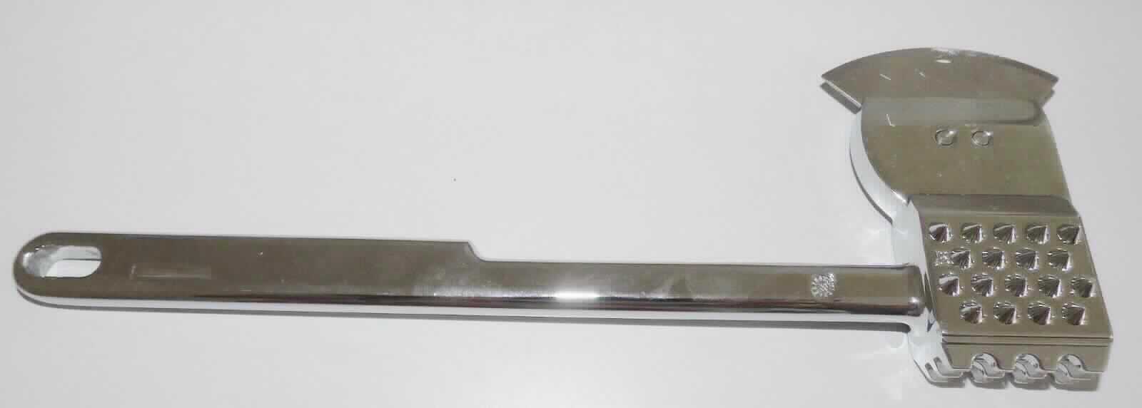 "Fleischhammer"; 

- mit freiem Arm zu handhabendes, ca. 26,6 cm langes, massives, vollständig aus 
  unedlem Metall gefertigtes Erzeugnis, bestehend aus einem Küchenbeil mit Klinge 
  (charakterbestimmend), der stumpfe Teil des Beils und eine Seite sind zu einem 
  Fleischklopfer mit einer genoppten und einer gezahnten Seite ausgearbeitet, mit
  einem Stiel mit Aufhängevorrichtung

- zur Zerteilen von Knochen und Knorpel, zum Mürben von faserigem Fleisch und zum 
  Einbringen von Gewürzen

- die Klinge sowie die als Fleischklopfer ausgearbeiteten Oberflächen sind mit einer 
  passgenauen Schutzabdeckung aus Kunststoff versehen, zusätzlich auf einer Karte 
  mit Produktinformationen aufgemacht

Abbildung siehe Anlage.

Derartige Erzeugnisse gehören als "andere Schneidwaren, andere als in den TARIC-Codes 8214 1000 00 bis
8214 2000 00 genannte,mit arbeitendem Teil aus unedlem Metall" zum TARIC-Code 8214 9000 00.