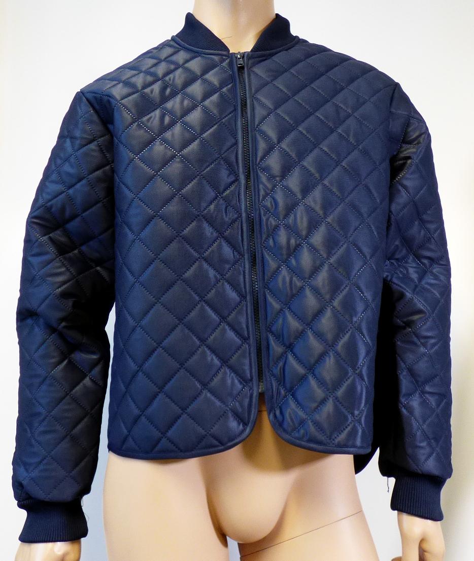 Jacke, sog. Thermo-Jacke, Art. 7866250, Größe M, Foto siehe Anlage,
- in einem Polybeutel verpackt,
- aus einem ca. 2,8 mm dicken, dreilagigen, durch Heißbinden abgeteilten Verbunderzeugnis mit einer
  Außen- und Innenlage aus einfarbigen Gewirken aus laut Antrag 100 % Polyester (synthetische Che-
  miefasern) und einer Zwischenlage aus Wattierungsstoff,
- über den Schritt reichend (Rückenlänge: ca. 71 cm), vorn ca. 6 cm kürzer gearbeitet,
- mit einem schmalen, gerippt gewirkten Stehkragen,
- vorn mit einer durchgehenden Öffnung mit Reißverschluss,
- ohne Hinweise auf den Trägerkreis (unisex),
- mit langen Ärmeln mit verengenden, gerippt gewirkten Bündchen,
- an allen Rändern mit schmalen Gewirkestreifen eingefasst,
- weist insbesondere aufgrund des Materials eine gewisse Formfestigkeit auf, daher kein strickjacken-
  ähnliches Kleidungsstück der Position 6110,
- dient laut Antrag als Kälteschutzkleidung zwischen Unterwäsche und Oberkleidung; wird somit nicht
  über jeder anderen Kleidung und zum Schutz gegen das Wetter getragen, somit keine Ware der Posi-
  tion 6102.

"Jacke, aus Gewirken, für Frauen, aus synthetischen Chemiefasern"