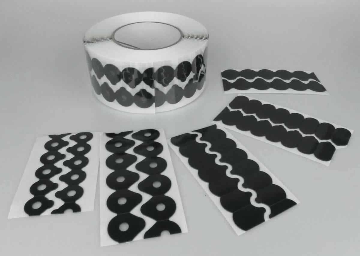 Angaben des Antragstellers:
Klebepads für Brillengläser; auf Rollen mit je 1000 Stück. In Kartons verpackt. Rollenbreite ca. 70 mm.
Material: Pads aus Polyurethan mit einem Klebstoff auf Acrylbasis.

Untersuchungsergebnis an einem Warenmuster:
Dunkelgrüne, elastische, einzeln abziehbare Klebepads in sechs verschiedenen Größen und Formen (Abmessungen: ca. 17 x 32 mm (-N); 28 x 24 mm (-R, -HR); 18 x 29 mm (-O); 22x18 (-HS); 26x22 8-HM); Dicke: ca. 1 mm). Die Pads befinden sich zu einer Rolle aufgerollt auf einem beidseitig beschichteten Trägerpapier in einer bedruckten Pappfaltschachtel (Kennzeichnung (Auszug): "SuperClean Glazing Pad from SEIKO").
Selbstklebende Flacherzeugnisse in Form von Rollen i. S. der UPos. 3919 10 liegen nicht vor.

Befund:
Selbstklebende Flacherzeugnisse der Unterposition (KN) 3919 9080