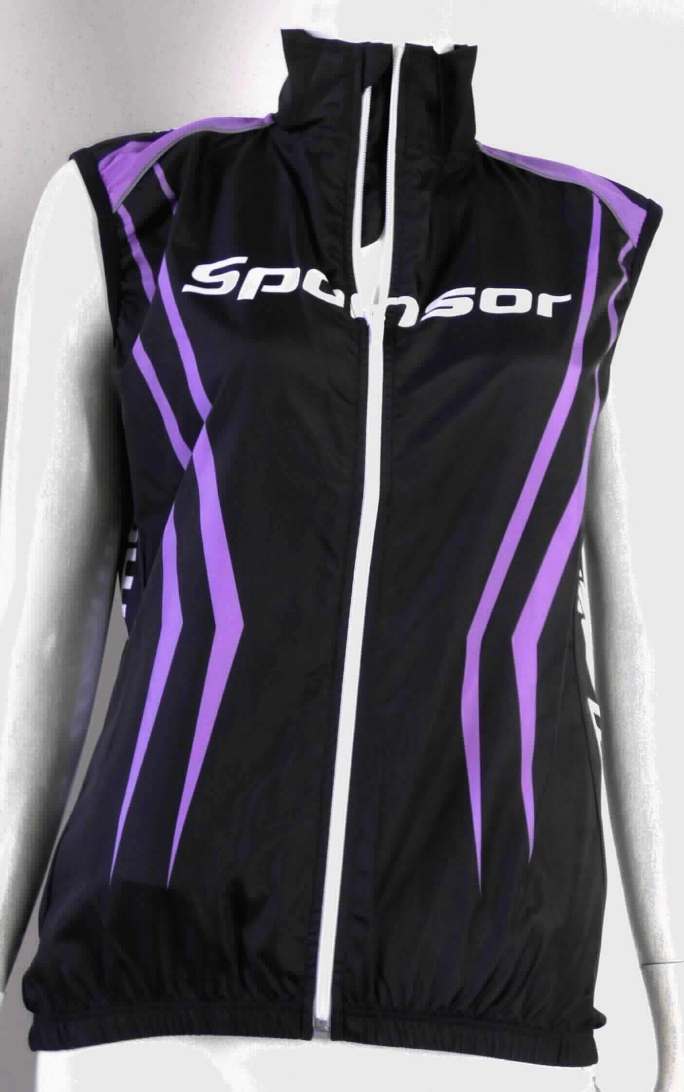 Weste, sog. Fahrradweste, Größe M, Foto siehe Anlage,
- mit einem Vorder- und Rückenteil aus ca. 0,1 mm dicken, einfarbigen und bedruckten Geweben aus laut Antrag 
  100 % Polyester (synthetische Chemiefasern)
- mit Seitenteilen aus ca. 0,3 mm dicken, einfarbigen, bedruckten Gewirken aus laut Antrag 100 % Polyester,
- über die Taille reichend (Rückenlänge: ca. 63 cm); vorn bis zu ca. 6 cm kürzer und hinten abgerundet
  gearbeitet,
- mit einem Stehkragen aus den o. g. Geweben,
- vorn mit einer durchgehenden Öffnung mit einem bis in die Kragenspitzen reichenden Reißverschluss,
  am  Kragenrand mit einer kurzen Überlappung von rechts über links (Frauenkleidung),
- ärmellos, an den Armausschnitten elastisch verengt,
- mit reflektierenden Paspeln versehen,
- hinten mit einer aufgesetzten, dreigeteilten, offenen Tasche und einer eingesetzten Tasche mit Reißverschluss 
  unterhalb der Taille (u. a. deshalb keine Ware der Position 6206), 
- am unteren Rand elastisch verengt,
- keine Arbeits- und Berufskleidung,
- insbesondere im Hinblick auf den Umfang bestimmen die Gewebe den Charakter der Ware.

"Andere Kleidung (Weste), aus Geweben, für Frauen, aus Chemiefasern, keine Arbeits- und Berufskleidung"