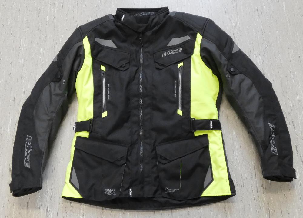 Anorakähnliches Kleidungsstück, Größe L/52, Foto siehe Anlage,
- mit Kleiderbügel in einem Polybeutel verpackt,
- aus verschiedenen ca. 0,3 mm dicken, einfarbigen Geweben aus laut Antrag 100 % synthetischen
  Chemiefasern,
- durchgehend gefüttert; zusätzlich mit einem heraustrennbaren, mehrlagigen Futter, das nicht 
  separat getragen werden kann,
- mit einem Stückgewicht von ca. 2210 g,
- über die Taille reichend (Rückenlänge: ca. 75 cm),
- mit einem Stehkragen,
- vorn mit einer durchgehenden Öffnung mit Reißverschluss; am oberen und unteren Rand jeweils 
  mit einem Riegel mit Klettverschluss von links über rechts (Männerkleidung),
- mit langen Ärmeln; entlang der Ärmel mit einem weitenverstellbaren Druckknopfverschlussriegel 
  zu verengen, an den Ärmelenden mit einem erweiternden Einsatz und einem verengenden Klett-
  verschlussriegel,
- im Bereich der Schultern und Ellbogen mit herausnehmbaren Protektoren aus augenscheinlich
  Kunststoff,
- mit mehreren mit Gewirken unterlegten Belüftungsschlitzen mit Reißverschluss ausgestattet,
- im Bereich der Taille mit seitlichen Klettverschlussriegeln zu verengen,
- mit verschiedenen Taschen,
- innen mit einem Verbindungsreißverschluss zur Befestigung an einer Hose,
- in der Nähe des unteren Randes mit seitlichen Klettverschlussriegeln zu verengen,
- wird im Allgemeinen über jeder anderen Kleidung und zum Schutz gegen das Wetter getragen, 
  somit keine Jacke.

"Anorakähnliches Kleidungsstück, aus Geweben, für Männer, aus Chemiefasern, mit einem 
 Stückgewicht von mehr als 1 kg"