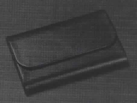 Visitenkartentasche, sog. Visitenkarten-Etui (ein Warenmuster wurde nicht vorgelegt, die Einreihung erfolgt
aufgrund der Antragsangaben), Foto siehe Anlage,
- mit einer Außenseite aus Leder,
- in den Abmessungen: ca. 10,2 cm (Breite) x 6,5 cm (Höhe) x 1,5 cm (Tiefe),
- mit einer Überschlagklappe mit Magnetverschluss,
- mit einem Innenfach ausgestattet, zur Aufnahme von 25 Visitenkarten geeignet,
- ohne Hinweise auf Handarbeit,
- verpackt in einer Verkaufsumschließung aus Pappe.

"Ähnliches Behältnis, Taschen- oder Handtaschenartikel (Visitenkartentasche), mit Außenseite aus Leder, nicht
handgearbeitet"