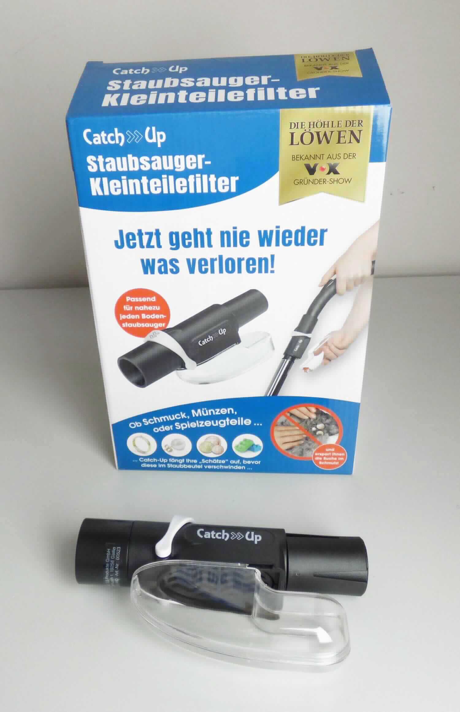 Sog. Staubsauger-Kleinteilefilter
- in Form eines zylindrischen Kunststoff-Rohrelements, mit integriertem, zuschaltbarem
  Filterelement, seitlicher Öffnung mit aufgeschobener Kleinteile-Auffangvorrichtung aus
  Kunststoff (Abbildung siehe Anlage),
- zur Montage zwischen Griffstück und Saugrohr eines Staubsaugers,
- zum Abscheiden (Stofftrennung) von durch den Staubsauger angesaugten Kleinteilen
  aus dem Luftstrom bei zugeschaltetem Filterelement,
- in einem gemeinsamen Verkaufskarton mit zwei Adapterstücken und einer
  Verwendungsanleitung (Beipack).
Der Staubsauger-Kleinteilefilter bestimmt den Charakter des Ganzen.

"Apparat zum Filtrieren oder Reinigen von Luft (Warenzusammenstellung in Aufmachung für den Einzelkauf aus Luftfilter -charakterbestimmend- und Beipack) - sog. Staubsauger-Kleinteilefilter"
