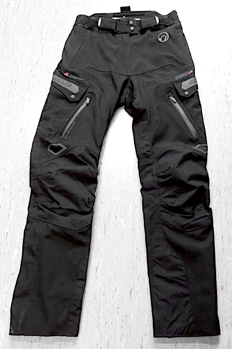 Lange Hose, Größe 38, Foto siehe Anlage,
- in einem Polybeutel verpackt,
- aus ca. 0,5 mm dicken, einfarbigen, einseitig (Innenseite) mit einer Kunststofffolie (laut Antrag
  Polyurethan, kein Zellkunststoff) laminierten Geweben der Position 5903; teilweise mit ca. 
  0,3 mm dicken einfarbigen Geweben verstärkt,
- durchgehend gefüttert,
- alle textilen Flächenerzeugnisse bestehen aus laut Antrag 100 % synthetischen Chemiefasern,
- in der Taille abschließend; mit einem angesetzten Bund mit einem Verbindungsreißverschluss 
  zur Befestigung an einem Oberteil; mit zwei Klettverschlussriegeln zu verengen,
- vorn am Bund mit einer Öffnung mit einem Haken- und Druckknopfverschluss von rechts über 
  links (Frauenkleidung); mit einem erweiternden Einsatz, der mit einem Reißverschluss mit 
  überlappender Patte von rechts über links zu verengen ist,
- mit verschiedenen ein- und aufgesetzten Taschen,
- mit zwei mit Gewirken unterlegten Belüftungsschlitzen mit Reißverschluss ausgestattet,
- im Bereich der Hüfte und der Knie mit herausnehmbaren Protektoren aus augenscheinlich
  Kunststoff,
- im Bereich des Gesäßes mit sog. Antirutschmaterial versehen,
- mit knöchellangen Hosenbeinen; an den Beinabschlüssen mit verengenden Klettverschluss-
  riegeln sowie mit ca. 28 cm hochreichenden Reißverschlüssen mit erweiternden Einsätzen 
  ausgestattet, 
- wird als Hose nicht vom Warenkreis der Unterposition (HS) 6210 30 erfasst,
- insbesondere im Hinblick auf den Umfang bestimmen die Gewebe der Position 5903 den 
  wesentlichen Charakter der Ware.

"Kleidung (lange Hose) aus Erzeugnissen der Position 5903, aus Geweben, für Frauen"