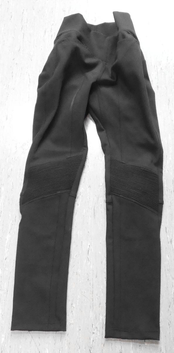 Lange Hose, Größe 38, Foto siehe Anlage,
- in einem Polybeutel verpackt,
- aus ca. 0,9 mm dicken, einfarbigen Geweben aus laut Antrag 90 % Polyamid und 10 % Elasthan 
  (beides synthetische Chemiefasern),
- im Bereich der Knie mit dreilagigen, abgesteppten Einsätzen, mit einer im Hinblick auf das 
  äußere Erscheinungsbild charakterbestimmenden Außenlage aus Geweben, einer Zwischenlage 
  aus Schaumkunststoff und einer Innenlage aus Gewirken,
- in der Taille abschließend, mit einem bis zu ca. 13 cm breiten, doppelt gearbeiteten Bund,
- ohne Öffnung und ohne Verschluss,
- ohne Hinweise auf den Trägerkreis (unisex), 
- vorn mit zwei eingesetzten, offenen Taschen und hinten mit zwei eingesetzten Gesäßtaschen 
  mit Reißverschluss,
- im Bereich der Hüfte und der Knie mit herausnehmbaren Protektoren aus augenscheinlich 
  Kunststoff,
- mit knöchellangen Hosenbeinen; an den Beinabschlüssen durch Umschlagen und Festnähen 
  gesäumt,
- keine Arbeits- und Berufskleidung,
- aufgrund der verwendeten Flächenerzeugnisse keine Ware der Position 6104.

"Lange Hose, aus Geweben, für Frauen, aus synthetischen Chemiefasern, keine Arbeits- und Berufs-
 kleidung, nicht nach dem Batik-Verfahren handbedruckt"