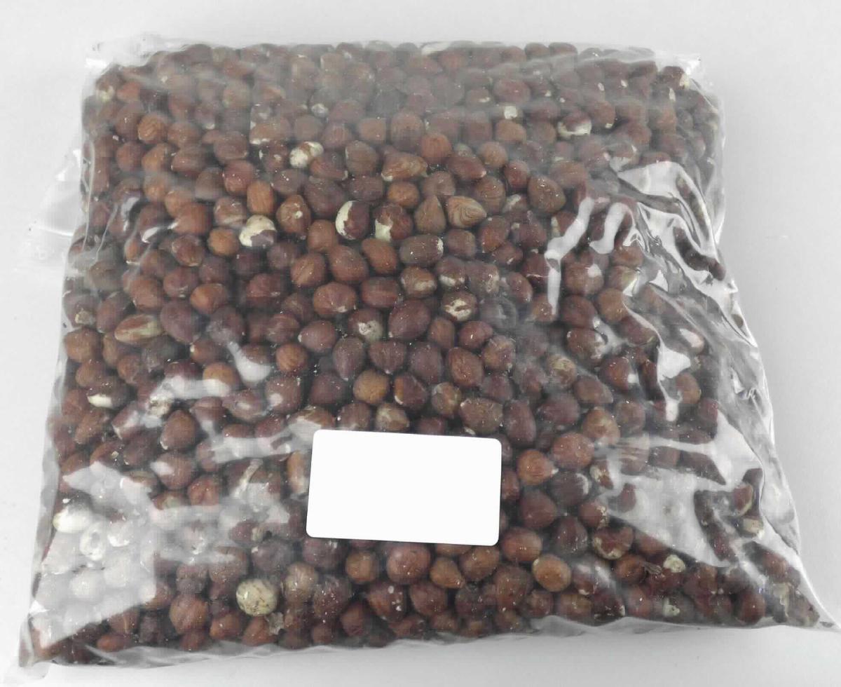 Haselnusskerne, ohne Schale, pasteurisiert

Gemäß Antragsangaben werden die Haselnüsse mittels IR- und UV-Bestrahlung entkeimt. Sie werden in Großgebinden (Big Bags) eingeführt.

Beschaffenheit des vorgelegten Warenmusters:
Geschälte, ganze Haselnusskerne, vorherrschend mit fest anhaftender Samenschale, durchsetzt mit Haselnüssen mit leicht entfernbarer und partiell oder vollständig entfernter Samenschale; Geruch und Geschmack getrockneten Haselnüssen entsprechend.

Nach den Ergebnissen der durchgeführten Untersuchungen liegen getrocknete Haselnüsse vor. Das Pasteurisieren getrockneter Nüsse führt nicht zum Ausschluss aus Kapitel 8 der KN.

Haselnüsse, getrocknet, ohne Schale.