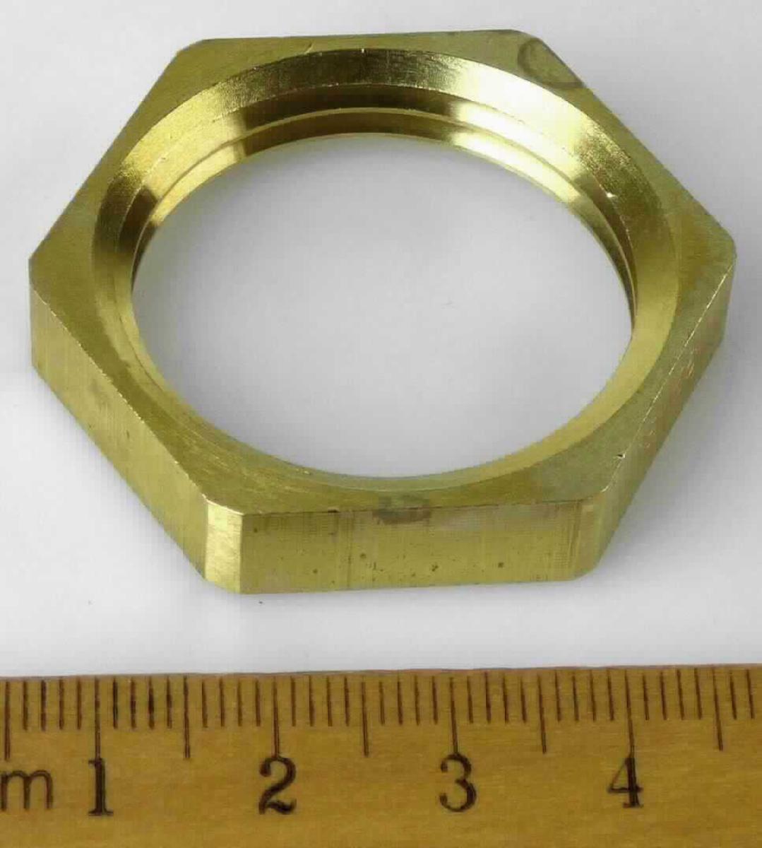Es handelt sich um Muttern mit zölligem Innengewinde und Außensechskant, aus einer Kupfer-Zink-Legierung mit gewichtsmäßig vorherrschendem Kupfergehalt (Messing).
Lochweite: etwa 30,3 mm; Höhe: etwa 7,6 mm.
- Antragstellerangaben - 

Abbildung siehe Anlage.

Derartige Erzeugnisse gehören als "Muttern aus Kupfer, mit Gewinde" zum TARIC-Code 7415 3300 00.