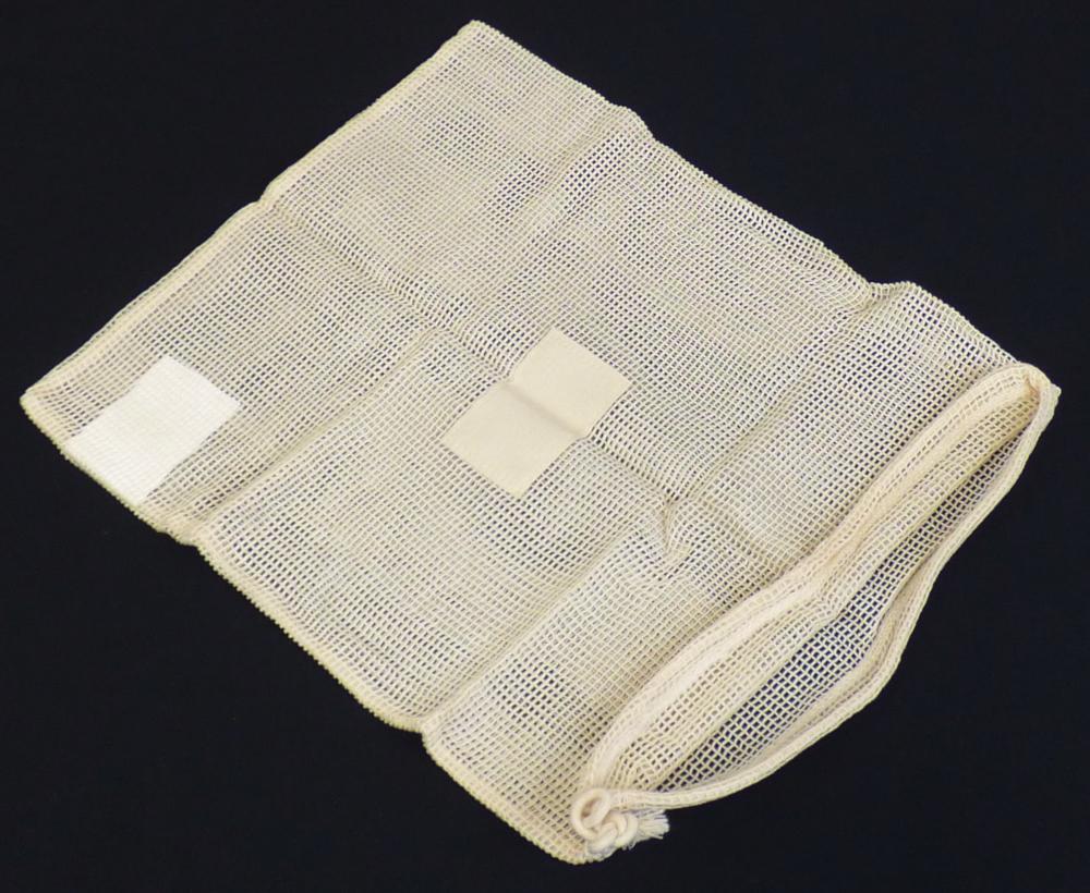 Konfektioniertes Netz, sog. Mehrwegnetz, Art.Nr. 63477, Foto siehe Anlage,
- rechteckig, in den Abmessungen von ca. 27 cm x 34 cm,
- aus einem Kettengewirke aus laut Antrag Baumwolle; mit offenen, nicht verschiebbaren Zellen,
- am oberen Rand offen und mit einem in die Randeinfassung eingezogenen Zugband zu verengen,
- auf einer Seite mit einem mittig aufgenähten ca. 4 cm x 7 cm großen "Schild" aus Gewebe aus
  Spinnstoffen,
- durch Zusammennähen konfektioniert,
- stellt sich nicht als Behältnis der Position 4202 dar, da die Ware weder namentlich im Positionswortlaut
  genannt, noch einem der dort genannten Behältnisse ähnlich ist.

"Konfektioniertes Netz, aus Spinnstoffen, aus Baumwolle"