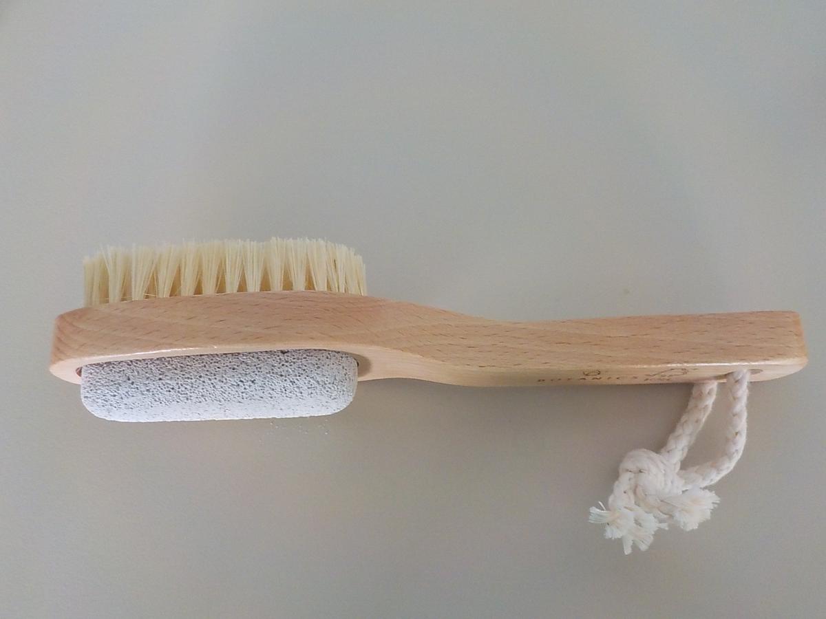 Bei der als "Fußhobel" bezeichneten Ware handelt es sich um eine zusammengesetzte Ware, bestehend aus einer Bürste und einem Bimsstein.

Bei der Bürste handelt es sich um eine Körperreinigungsbürste mit Fassung und Stiel aus Holz (Länge: 22 cm) mit  Borstenbüscheln aus Naturfasern, die in die Fassung eingelassen sind. Am Stielende ist eine Aufhängeschlaufe aus Spinnstoff befestigt. Auf der Rückseite befindet sich ein Bimsstein. 

Beide Seiten dienen der Körper-, insbesondere der Fußpflege.

Ein charakterverleihender Bestandteil der zusammengesetzten Ware ist nicht ermittelbar, sodass die Ware der zuletzt genannten, der gleichermaßen in Betracht kommenden Positionen zuzuweisen ist.

Die in einer Kunststoffverpackung verpackte Ware wird als "andere Bürste zur Körperpflege, andere als Zahnbürsten und Haarbürsten" eingereiht.