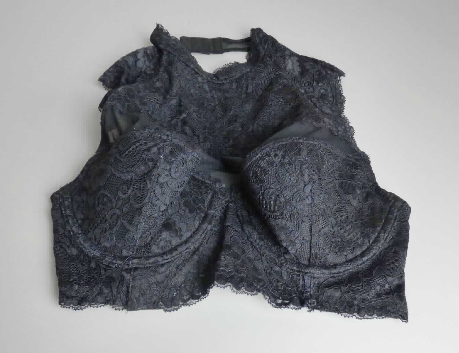 Miederware, sog. Bralette Spitze, Changshu Youcheng # 790337, Größe 75 B, Foto siehe Anlage,
- wird unmittelbar auf der Haut getragen,
- aus laut Antrag 52 % Polyamid, 41 % Polyester und 17 % Elasthan (alles synthetische Chemiefasern),
- aus verschiedenen einfarbigen, netzartig bzw. musterbildend durchbrochenen Gewirken (sog. Mesh bzw. sog. 
  Raschelspitze); zusätzlich in den Bereichen der sog. Raschelspitze mit den sog. Mesh-Gewirken unterlegt,
- bist kurz unter die Brust reichend (Rückenlänge: ca. 31,5 cm),
- vorn in Art eines Bustiers gearbeitet, den Brustbereich und die Schultern vollständig bedeckend; hinten 
  weitestgehend rückenfrei gestaltet,
- mit einem runden Halsausschnitt und einem kurzen Stehkragen, der im Rücken mit einem Haken- und 
  Ösenverschluss geschlossen werden kann, u. a. somit keine Ware der Unterposition 6212 1090,
- mit ausgearbeiteten, gepolsterten Büstenteilen von konvexer Form, mit unter der Büste verlaufenden Formbügeln,
- hinten mit annähernd dreieckigen, die Schulterblätter teilweise bedeckenden Zuschnitten, an die etwa in Höhe 
  des Schulterblattansatzes schmale, elastische, längenverstellbare Schulterträger angebracht sind,
- im bis ca. 5,5 cm schmalen Rückenteil mit einem Haken- und Ösenverschluss,
- am unteren Rand mit einem auf der Innenseite eingenähten elastischen Band ausgestattet,
- nach Schnitt, Ausstattung und Material dazu bestimmt, gewisse Teile des Körpers zu stützen, zu formen und 
  zu korrigieren.

"Den Korsetten ähnliche Ware, aus Gewirken, andere als in Unterposition 6212 10 bis 6212 30 genannte"