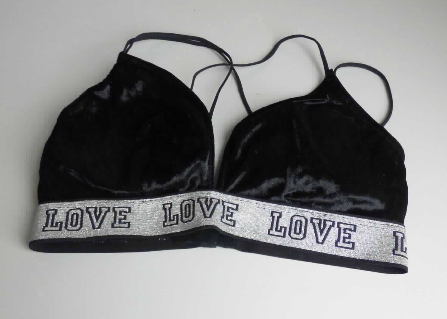 Bustier, sog. Bralette schwarz, Changshu Youcheng # 790313, Größe M, Foto siehe Anlage,
- aus laut Antrag 95 % Polyamid und 5 % Elasthan (beides synthetische Chemiefasern), 
- doppelt gearbeitet, mit einer Schauseite aus einfarbigen Samtgewirken und einer Innenseite aus einem einfarbigen 
  Kettengewirken (sog. Mesh),
- bis kurz unter die Brust reichend (Rückenlänge: ca. 29 cm), 
- mit einzeln ausgearbeiteten Büstenteilen von leicht konvexer Form mit herausnehmbaren, dünnen Polstern,
- mit vier ca. 0,5 cm breiten, elastischen, nicht längenverstellbaren Schulterträgern, die sich im Rücken 
  überkreuzen,
- im Rücken mit einem Haken- und Ösenverschluss,
- am unteren Rand mit einem angenähten, ca. 7 mm breiten, elastischen Band aus Geweben ausgestattet, 
- das Kleidungsstück ist nach Schnitt und Ausstattung nicht dazu bestimmt, die Einzelbüste zu stützen, zu formen 
  oder zu korrigieren (somit keine Ware der Position 6212).

"Andere Kleidung (Bustier), aus Gewirken, aus Chemiefasern "