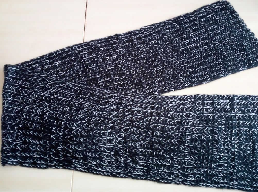 Schal, sog. Damenstrickschal, Style C, in Erwachsenengröße, Foto siehe Anlage,
- in den Abmessungen von laut Antrag: ca. 30 cm x 180 cm,
- aus ca. 3 mm dicken, gerippt und buntgestrickten Gestricken aus laut Antrag 85 % Polyacryl (synthetische 
  Chemiefasern) und 15 % metallisierten Garnen der Position 5605,
- als Einzelstück abgepasst gestrickt (somit konfektioniert).

"Anderes konfektioniertes Bekleidungszubehör (Schal), aus Gestricken"