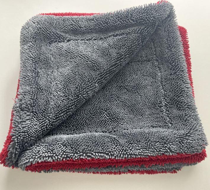 Reinigungstuch, Foto siehe Anlage,
- laut Antrag in einem bedruckten Karton verpackt,
- von annähernd rechteckiger Form (ca. 89 cm x 60 cm),
- doppelt gearbeitet, aus einfarbigen Schlingengewirken aus laut Antrag 80 % Polyester und 
  20 % Polyamid (beides synthetische Chemiefasern),
- durch mehrere quer verlaufende Steppnähte miteinander verbunden; an den Rändern nach 
  innen umgeschlagen und durch Festnähen gesäumt,
- u. a. durch Zusammenfügen konfektioniert,
- dient laut Antrag zum Trocknen von großen Oberflächen.

"Andere konfektionierte Ware (Reinigungstuch), aus Spinnstoffen, aus Gewirken"