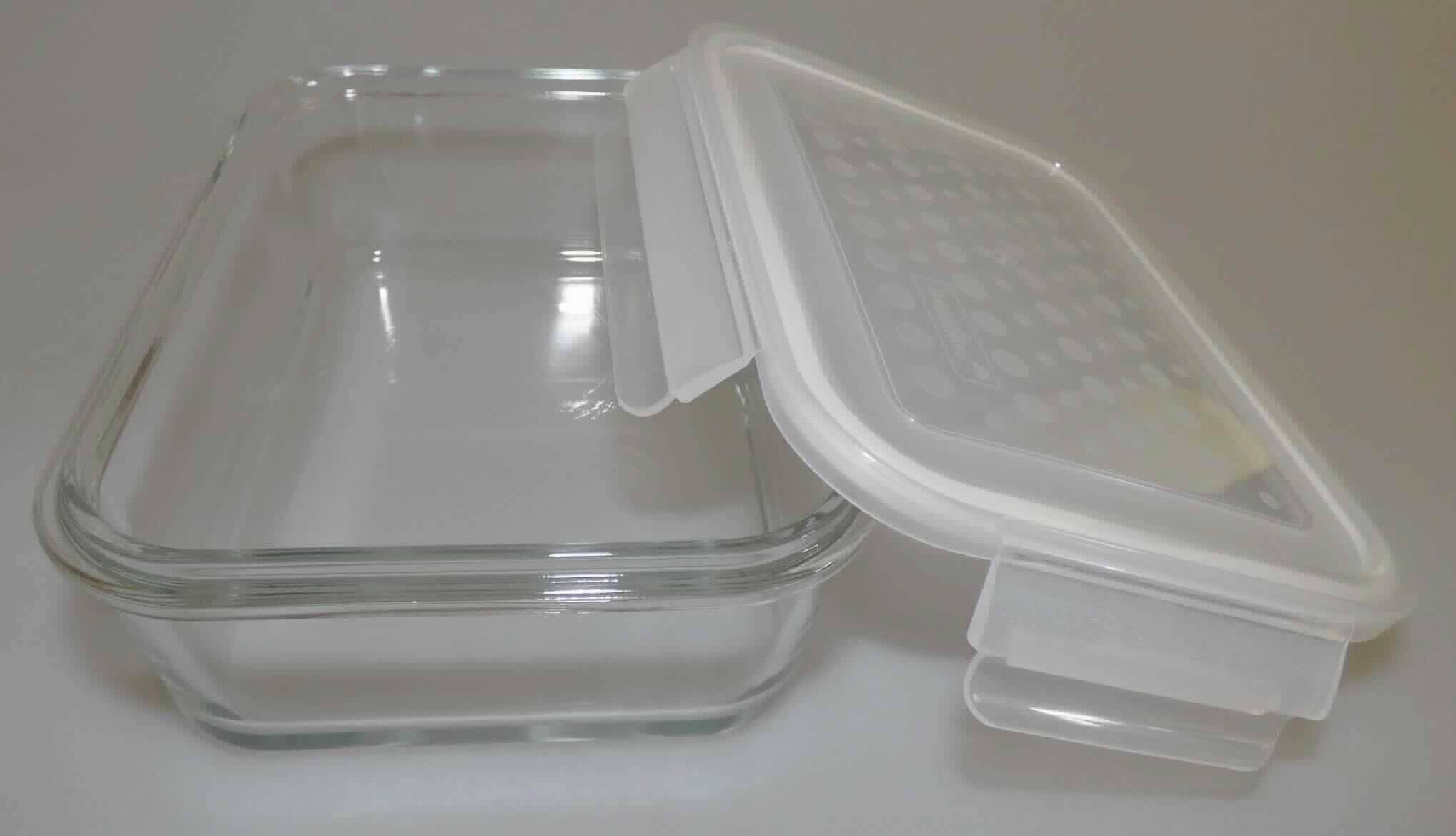 Glasware zur Verwendung bei Tisch oder in der Küche, sog. Glas-Klickbox, Foto siehe Anlage,
- zusammengesetzte Ware, bestehend aus:
- - einem Gefäß aus Glas mit einem linearen Ausdehnungskoeffizienten von 5 x 10^-6 oder weniger je Kelvin bei
    Temperaturen von 0 °C bis 300 °C (laut Antrag aus Borosilikatglas),
- - einem Deckel aus Kunststoff; mit einer Dichtung und vier Verschlussbügeln an den Seiten,
- in den Abmessungen: ca. 18 cm (Breite) x 13 cm (Tiefe) x 6,5 cm (Höhe),
- das Gefäß aus Glas bestimmt nach dem Umfang und im Hinblick auf die Verwendung den wesentlichen Charakter
  der zusammengesetzten Ware.

"Glasware zur Verwendung bei Tisch oder in der Küche, keine Glaskeramik, kein Bleikristall, aus Glas mit einem
 linearen Ausdehnungskoeffizienten von 5 x 10^-6 oder weniger je Kelvin bei Temperaturen von 0 °C bis 300 °C"