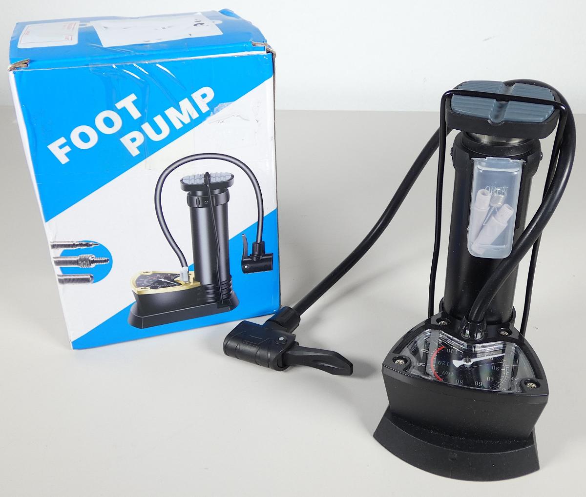 Kompakt-Fußluftpumpe, Art.-Nr.: 45137 (Abbildung siehe Anlage),
- aus einem Pumpenzylinder mit einer im Zylinder geführten Kolbenstange mit Kolben, 
  abklappbarem Metallstandbügel, einem mit Anschlussstück versehenen
  Luftförderschlauch (Länge: 35 cm) sowie einem Druckmanometer, 
- zum Aufpumpen von Luftmatratzen, Spielzeugen, Bällen, Fahrradschläuchen etc., 
- zusammen mit Beipack (zwei Zusatzadapter) in einer gemeinsamen Verkaufsumschließung. 
Die Fußluftpumpe bestimmt den Charakter des Ganzen. 

"Fußbetriebene Luftpumpe, keine Handpumpe für Fahrräder (Kombination aus Fußluftpumpe - kennzeichnende Haupttätigkeit - und Manometer), in Warenzusammenstellung in Aufmachung für den Einzelverkauf mit nicht charakterbestimmendem Beipack"
