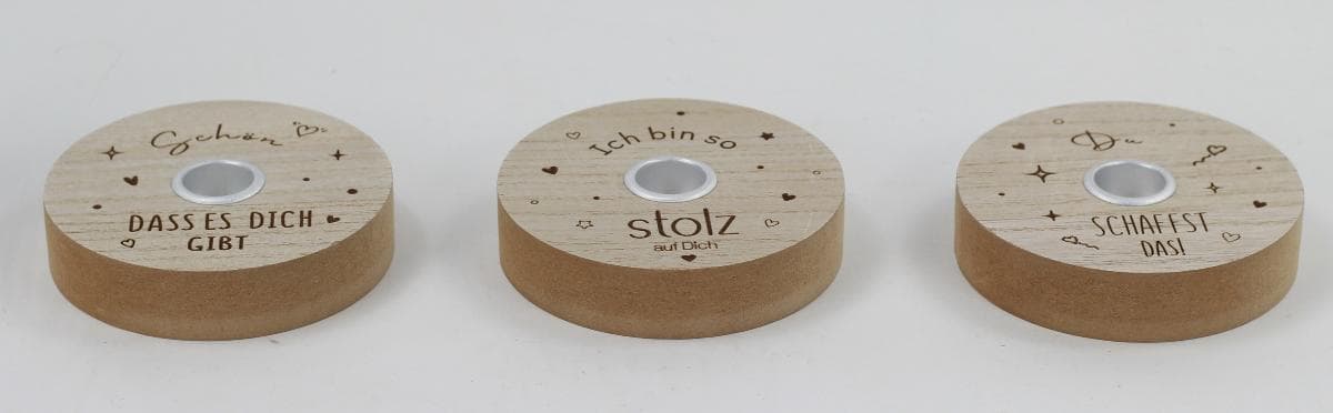 Bei der Ware handelt es sich um einen nicht elektrischen Beleuchtungskörper (in drei Designs), bestehend aus einer ca. 11 cm x 2﻿,﻿8 cm (d x H) großen kreisrunden Holzscheibe mit einer in die Mitte eingesetzten Hülse aus Metall (d: ca. 2 cm) als Haltevorrichtung für eine Stabkerze.
Die Scheibe ist an der Oberseite mit eingravierten Motiven (Herzen und Sterne) und einem Schriftzug bspw. "Schön dass es Dich gibt" verziert.

Das Erzeugnis ist als "nicht elektrischer Beleuchtungskörper, anderweit weder genannt noch inbegriffen" einzureihen.