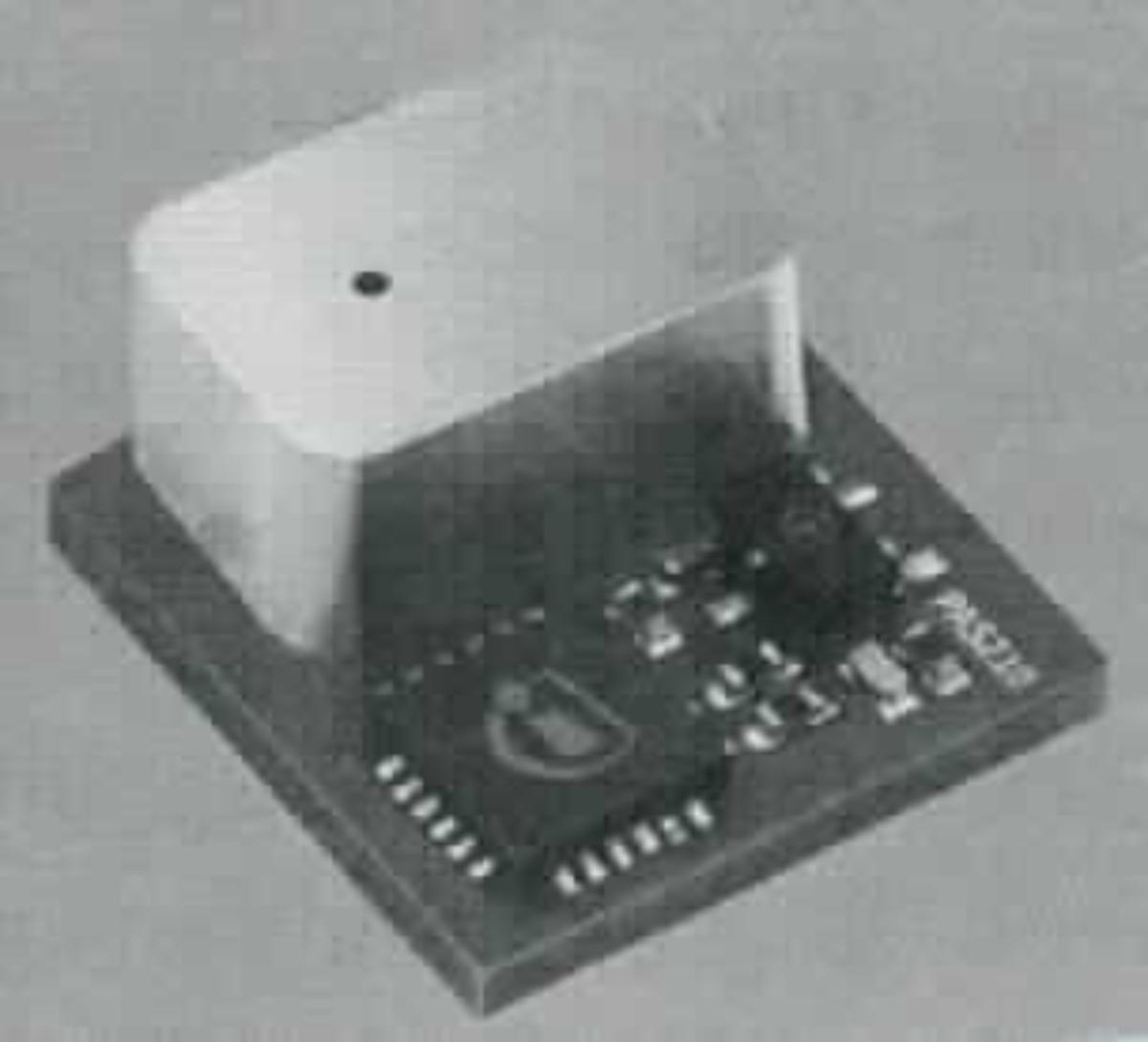 Photoakustischer Gassensor Typ PAS210 (Abbildung siehe Anlage),
- in Form einer Multikomponente Integrierten Schaltung (MCO) mit einer 
  monolithischen integrierten Schaltung, einem Transistor, einem Kondensator, 
  Widerständen sowie einem auf Silizium basierenden Sensorelement, die auf 
  praktisch untrennbare Weise zu einer einzigen integrierten Schaltung 
  verbunden sind, 
- als Bestandteil von der für die Montage auf einer Leiterplatte (PCB) durch 
  Verbindung mittels Anschlussflächen (pads) verwendeten Art.

"Elektronische integrierte Schaltung, kein Prozessor und keine Steuer- und 
 Kontrollschaltung, kein Speicher oder Verstärker, in Anmerkung 9 b), Ziffern 3
 und 4, zu diesem Kapitel genannte Ware - Photoakustischer Gassensor in Form
 einer Multikomponente Integrierten Schaltung (MCO)"