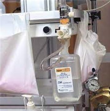 Steriles Wasser

Bei der als steriles Wasser bezeichneten Ware handelt es sich um eine farblose, geruchlose Flüssigkeit in einem Kunststoffbehälter mit der Aufschrift "sterile Water for Inhalation". Die Ware wird in unterschiedlichen Größen (350ml und 550ml) gehandelt und dient zur Befeuchtung der Atemluft beatmeter Patienten in Krankenhäusern. Das Behältnis lässt sich über einen Adapter an einen Atembefeuchter anbringen.

Nach den weiteren Angaben liegt ein Wasser mit einer vergleichbaren Reinheit von destilliertem Wasser vor.

Die Ware wird nach ihrer stofflichen Beschaffenheit als destilliertes Wasser oder Leitfähigkeitswasser und Wasser von gleicher Reinheit in den TARIC-Code 2853 9010 00 eingereiht.