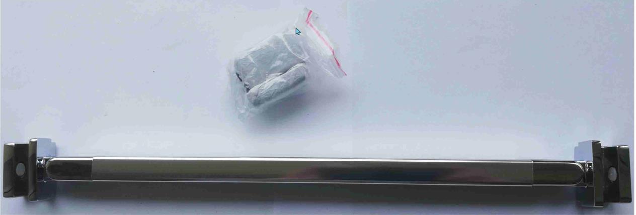 Es handelt sich um sog. Bügelsätze für Duschabtrennungen in Form von mehrteiligen Halterungen, im Wesentlichen bestehend aus einem etwa 250 mm langen Hohlprofil aus Aluminium, das an beiden Enden jeweils mit einem Gelenkendstück aus Kunststoff ausgestattet ist. An einem Gelenkstück ist eine spezifisch geformte Glasscheibenhalterung aus einer Zinklegierung mit gewichtsmäßig vorherrschendem Zinkgehalt (Z410) angebracht, an dem anderen Gelenkstück befindet sich eine Wandhalterung aus Kunststoff.
 
Die Erzeugnisse werden zwischen Wand und Glasscheibe einer offenen Dusche bzw. einer Duschabtrennung (nicht Gegenstand dieser vZTA) angebracht und dienen der Stabilisation der Glasfläche. Die Erzeugnisse sind mit Abdeckkappen aus Kunststoff, Dübeln aus Kunststoff, Schrauben und Unterlegscheiben, je aus unedlem Metall, und einer Montageanleitung in einem Pappkarton für den Einzelverkauf aufgemacht.
 
Der Charakter der Warenzusammenstellung wird durch die Halterung bestimmt. Bei den aus unedlen Metallen und Nichtmetallen zusammengesetzten Halterungen sind die unedlen Metalle insbesondere im Hinblick auf die Bedeutung für die Verwendung und den Umfang charakterbestimmend. Innerhalb der unedlen Metalle herrscht Zink gegenüber jedem anderen unedlen Metall gewichtsmäßig vor.
 
Abbildung siehe Anlage.
 
Derartige Erzeugnisse gehören als "andere (als im TARIC-Code 7907 0000 10 genannte) Waren aus Zink" zum TARIC-Code 7907 0000 90.
