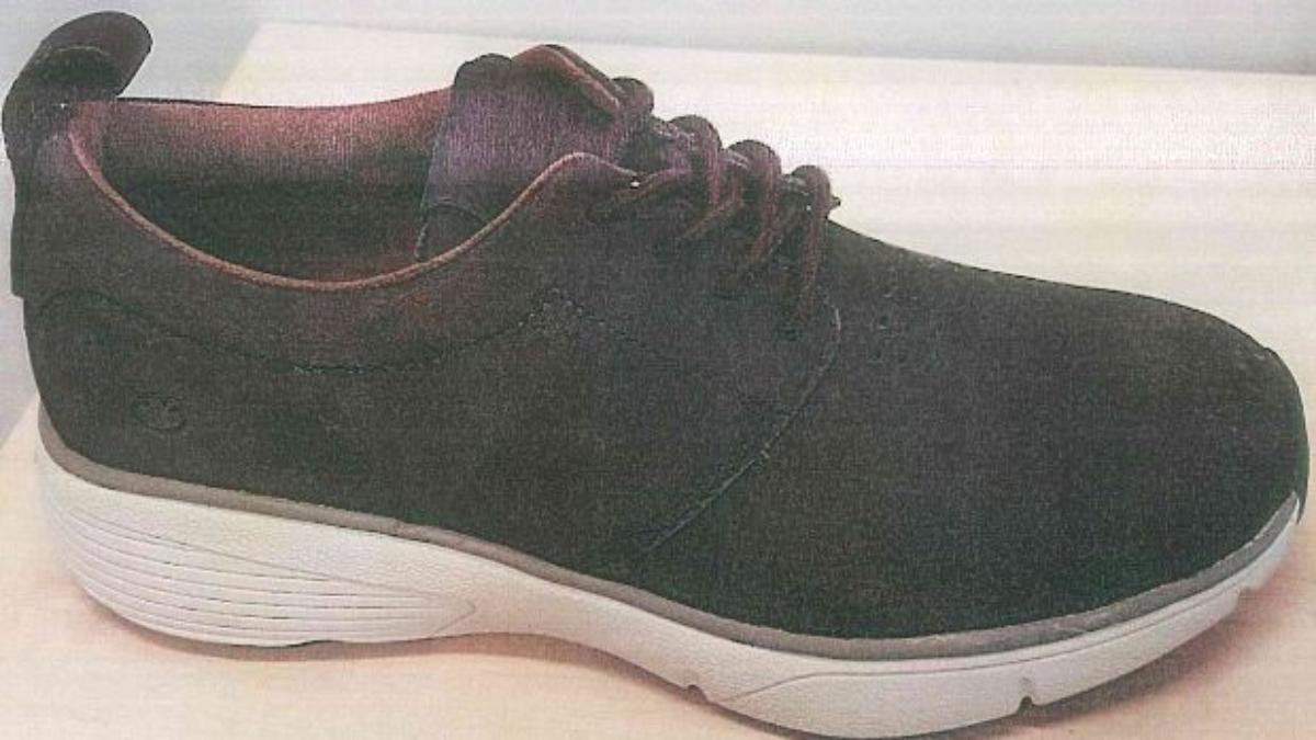 Halbschuhe, Einlegesohlen und Schuhlöffel, (lt. Antrag: "orthopädische Freizeitschuhe",
Foto siehe Anlage),
- stellt sich als Warenzusammenstellung dar, gemeinsam zur Befriedigung eines speziellen Bedarfs in
  einem Karton verpackt,
- Halbschuhe, lt. Antrag:
-- mit Laufsohlen aus Kautschuk; ohne Hauptsohle aus Holz,
-- mit Oberteil (geschlossenes Blatt) aus Leder,
-- auf das Oberteil sind Verstärkungsteile aus Leder aufgesetzt,
-- mit Schnürsenkelverschluss,
-- ohne Metallschutz in der Vorderkappe,
-- nicht den Knöchel bedeckend,
-- mit einer Länge der Innensohle von ca. 27,2 cm,
-- mit Einlegesohlen (noch nicht mit den Schuhen zusammengesetzt),
- als Männerschuhe erkennbar.
- Einlegesohle, lt. Antrag:
-- aus Kunststoff,
-- auf der Oberseite mit einer textilen Lage versehen,
-- herausnehmbar,
-- nicht handgearbeitet,
- Schuhlöffel, lt. Antrag:
-- ca. 25,5 cm lang,
-- aus Kunststoff,
- die Schuhe bestimmen im Hinblick auf den Umfang den Charakter der Warenzusammenstellung.

"Schuhe mit Laufsohlen aus Kautschuk und Oberteil aus Leder, andere als in den
 Unterpositionen 6403 1200 bis 6403 9991 genannte, für Männer, andere als in der
 Unterposition 6403 9996 10 genannte"