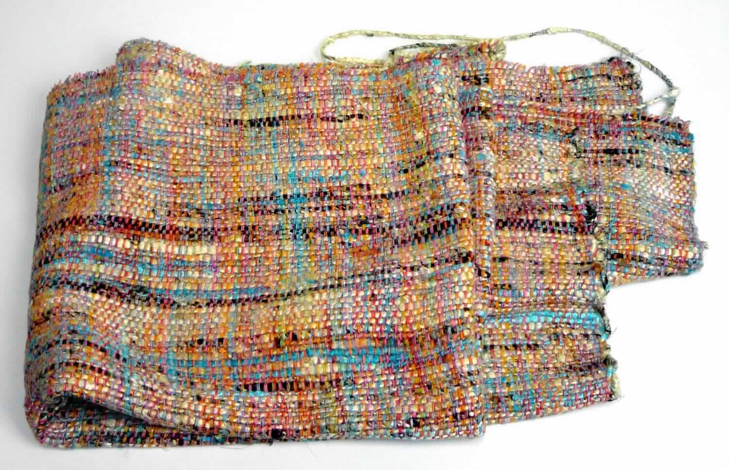 Gewebe, sog. Dekorationsstoff, Art. 2786 Artisan, Foto siehe Anlage,
- als Meterware, mit einer Breite von laut Antrag 135 cm,
- laut Untersuchungsergebnis:
-- aus einem buntgewebten Gewebe in Leinwandbindung,
--- mit Kettgarnen aus Baumwolle,
--- mit Schussgarnen aus künstlichen Spinnfasern (laut Antrag Viskose),
-- die Antragsangaben von 75 GHT Viskose und 25 GHT Baumwolle können als zutreffend angesehen werden, 
   somit keine Ware der Position 5515.

"Gewebe aus künstlichen Spinnfasern, mit einem Anteil an künstlichen Spinnfasern von weniger als 85 GHT, 
 ausschließlich mit Baumwolle gemischt, buntgewebt"