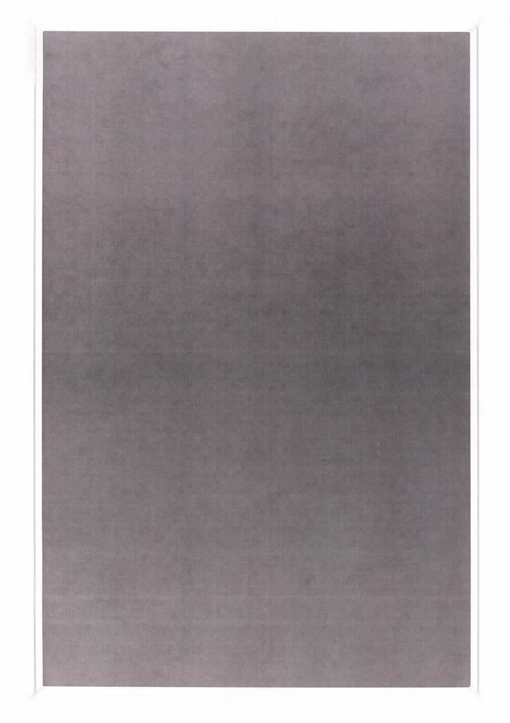 Pinnwand, sog. Filz-Pinntafel, Art.Nr. 1460001, Foto siehe Anlage,
- in einem Pappkarton mit Papiereinleger verpackt, mit Befestigungsmaterial für die Wandmontage,
- rechteckig, mit den Abmessungen von laut Antrag 600 mm x 450 mm, 
- mit einer Schauseite aus laut Untersuchungsergebnis Nadelfilz aus synthetischen Chemiefasern (somit keine
  Ware aus 70 % Viskose und 30 % Wolle) und einer Rückseite in Form einer Platte aus laut Antrag Pappe,
- mit einem Rahmen aus laut Antrag Aluminium, mit Eckstücken aus Kunststoff,
- durch Zusammenfügen konfektioniert,
- wird üblicherweise an der Wand befestigt und als Pinnwand verwendet, stellt sich damit weder als Ware der 
  Position 9403 noch als Ware der Position 9404 dar,
- kennzeichnet sich aufgrund der eindeutig raumbezogenen Funktion als Ware zur Innenausstattung,
- im Hinblick auf die Verwendung und das äußere Erscheinungsbild verleiht der Filz der Ware ihren wesentlichen 
  Charakter.
 
"Andere Ware zur Innenausstattung (Pinnwand) aus Spinnstoffen, keine Ware der Position 9404, aus Filz, 
 aus synthetischen Chemiefasern"