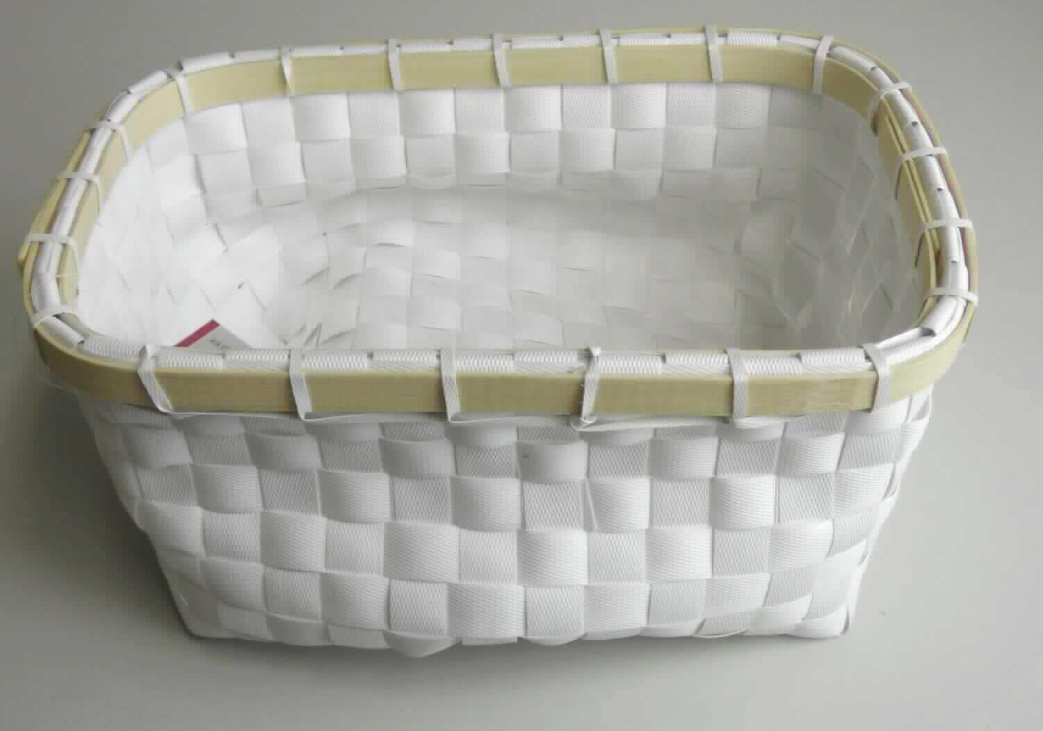 Nach den Angaben der Antragstellerin sowie dem vorliegenden Warenmuster handelt es sich bei dem Artikel 14240 um einen weißen, ca. 24 x 15 x 12 cm großen Aufbewahrungskorb, bestehend aus unmittelbar miteinander verwebten, geprägten, ca. 1,5 cm breiten Kunststoffstreifen (Flechtstoff im Sinne der Anmerkung 1 zu Kapitel 46).
Auf der Oberseite ist der Korb am Rand sichtbar mit zwei holzigen Streifen aus Bambus verstärkt.

Zolltarifrechtlich handelt es sich um eine "Korbmacherware, unmittelbar aus anderen als pflanzlichen Flechtstoffen hergestellt".