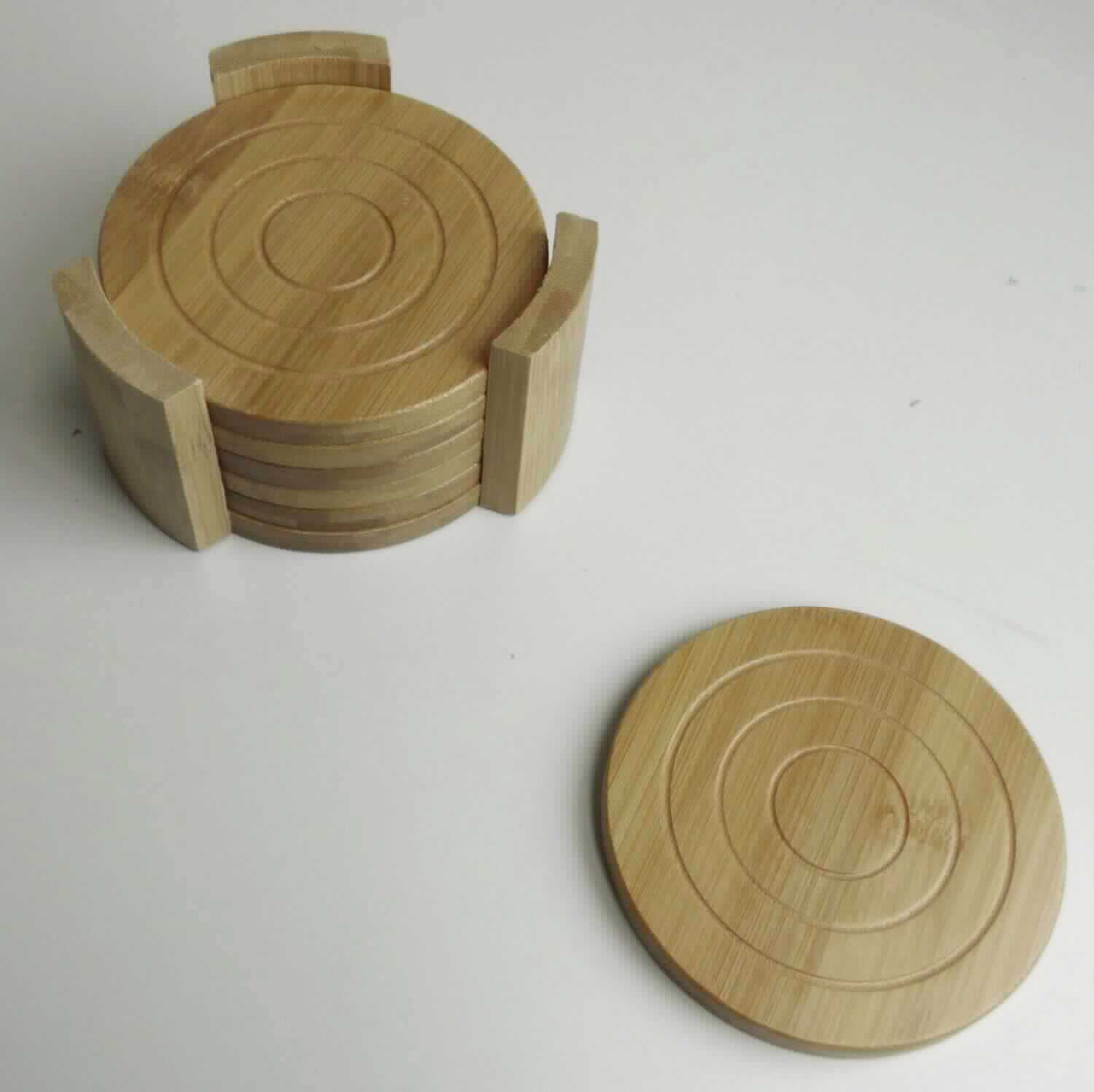 Glasuntersetzer, Art. 25378,
- sechs runde, ca. 1 cm starke Platten aus Bambuslagenholz, 
- zur Verwendung als Untersetzer für Gläser oder Töpfe zum Gebrauch bei Tisch,
- in einem Gestell aus Bambusholz (Gestell und Untersetzer passen zueinander und werden 
  üblicherweise nicht getrennt verkauft).
(Abbildung siehe Anlage)

"Holzware zur Verwendung bei Tisch, aus Bambus, keine Schneidebrett, keine Essstäbchen;
 sog. Untersetzer"
